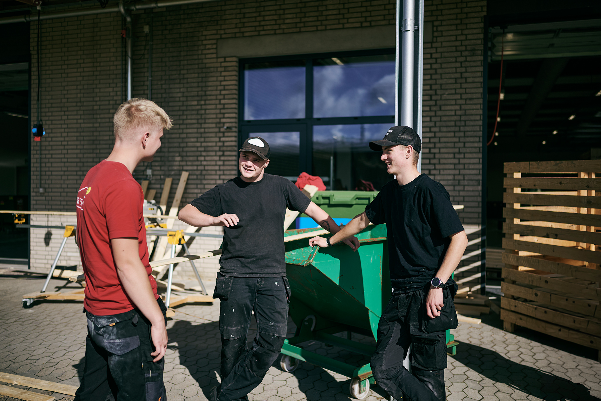 Eleverne på Hansenbergs tømreruddannelse har et godt kammeratskab, venskaber opstår for livet og man hjælper hinanden.