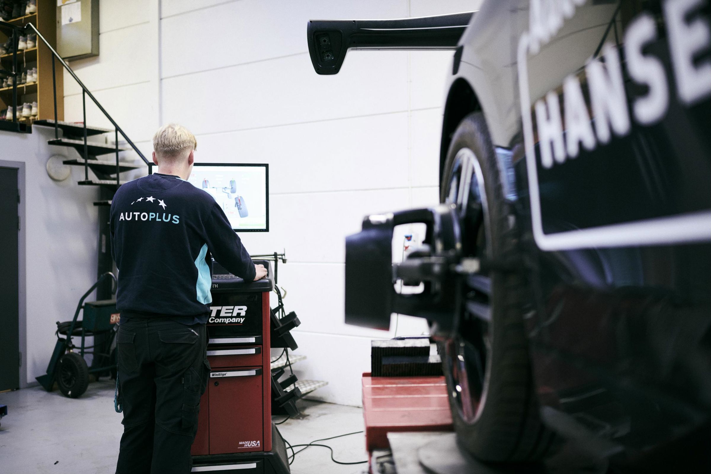 En mekanikerlærling på skolens autoværksted benytter sporeanlægget.