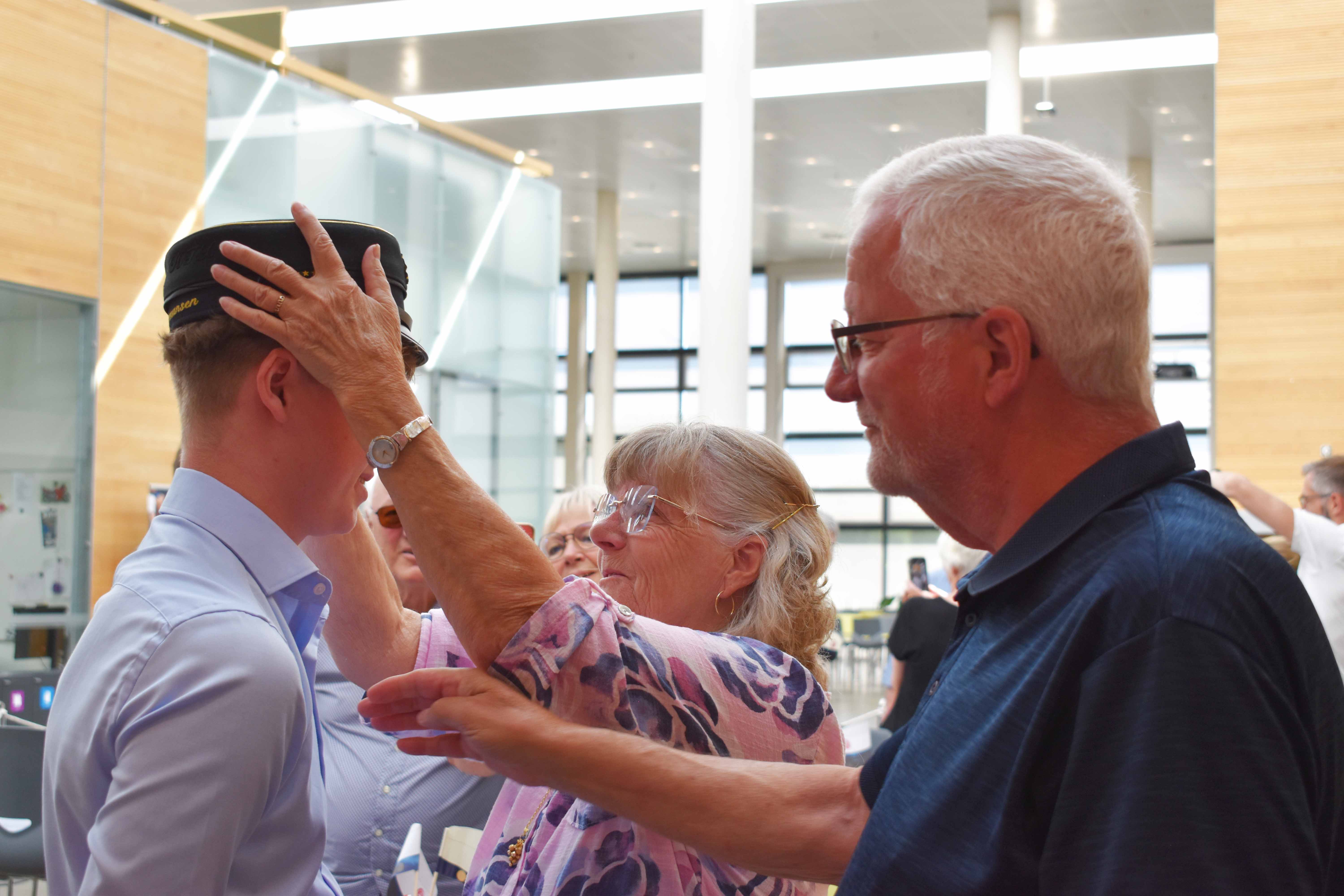 Luka Hermansen får studenterhuen på af sin mormor på HANSENBERG Tekniske Gymnasium.