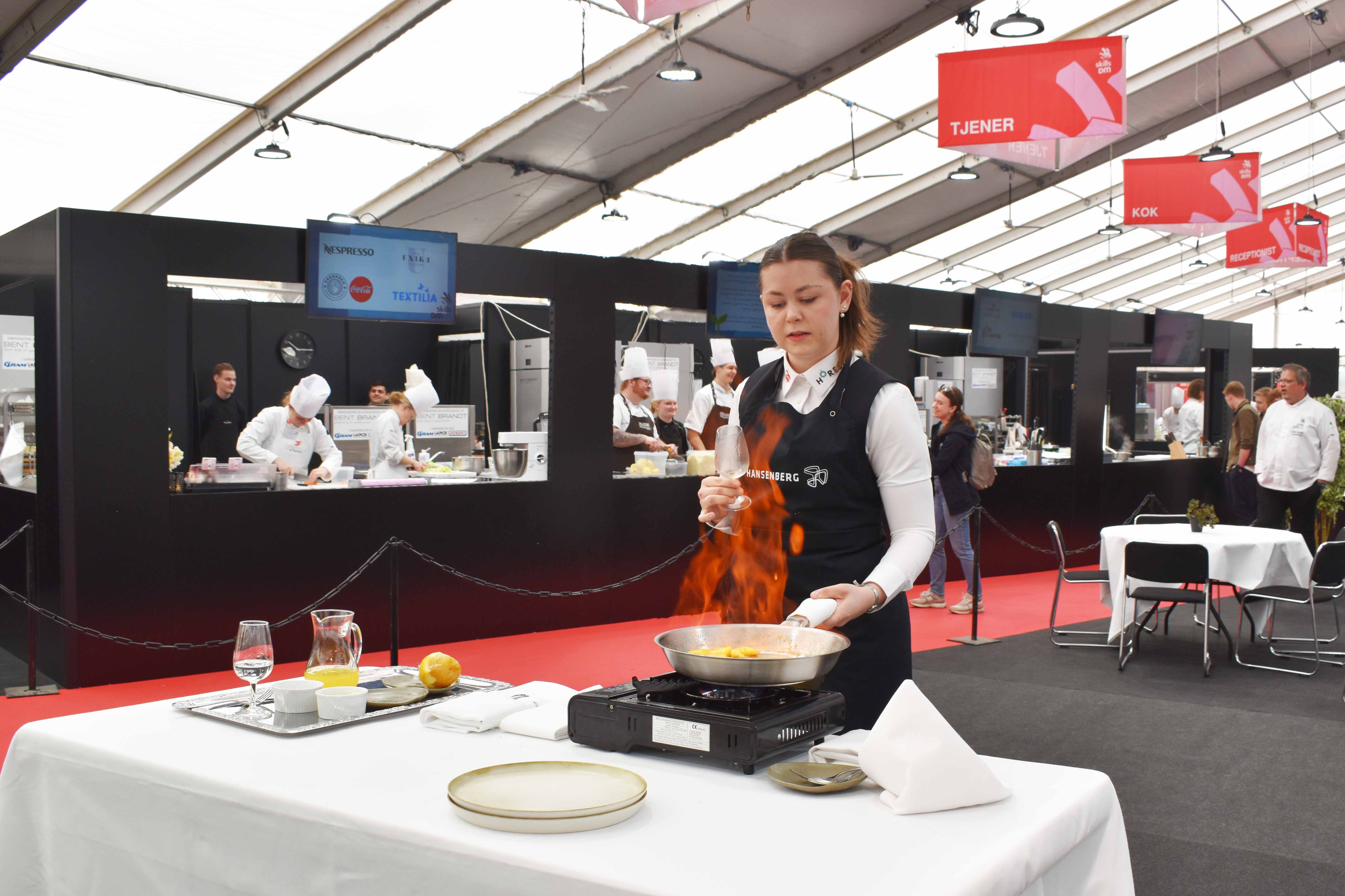 Anna Cathrine Aaskov flamberer ananas ved DM i Skills 2026.