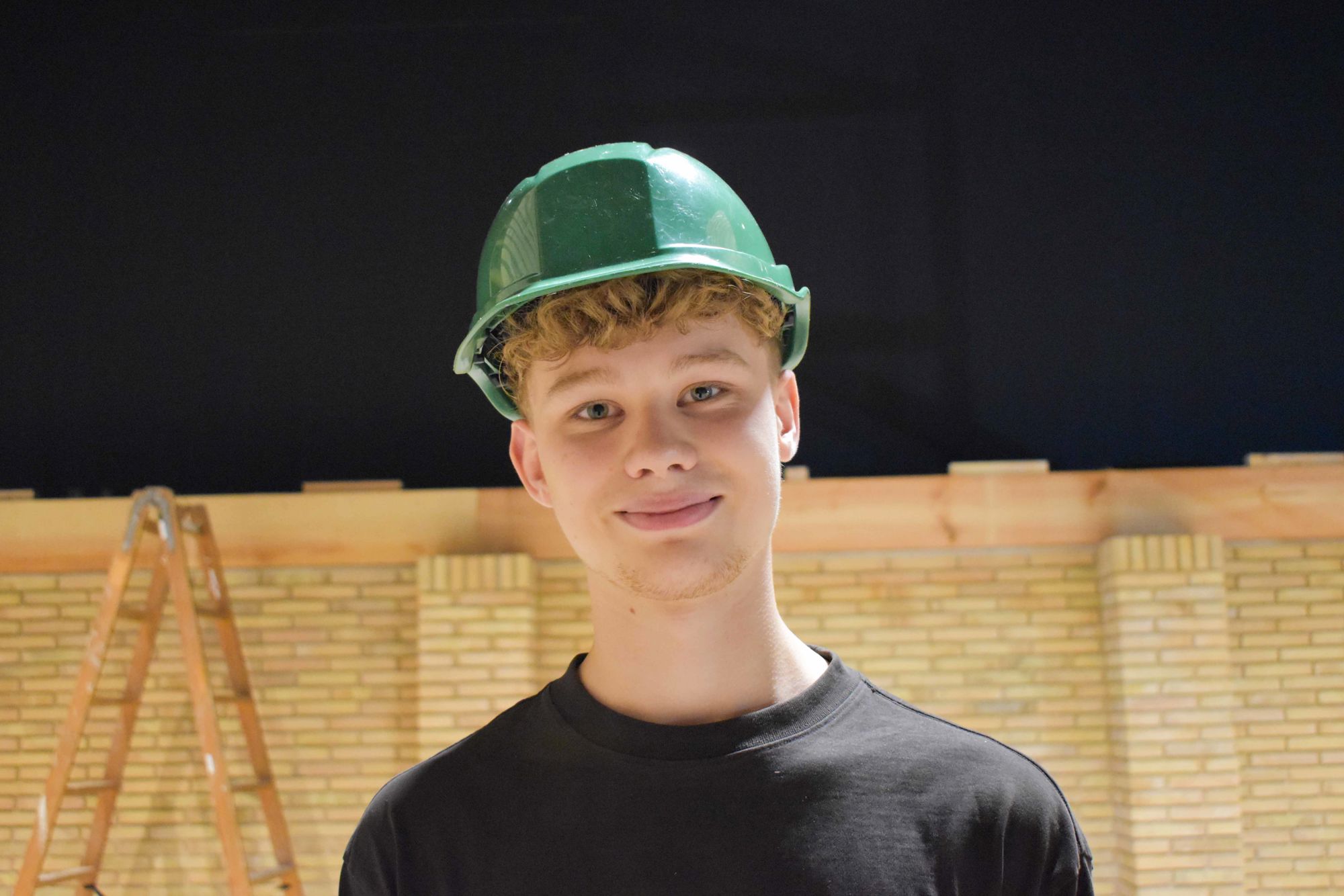 Tømrerlærling William Roos Nørgaard har været med til at bygge kulissen på Trapholt.