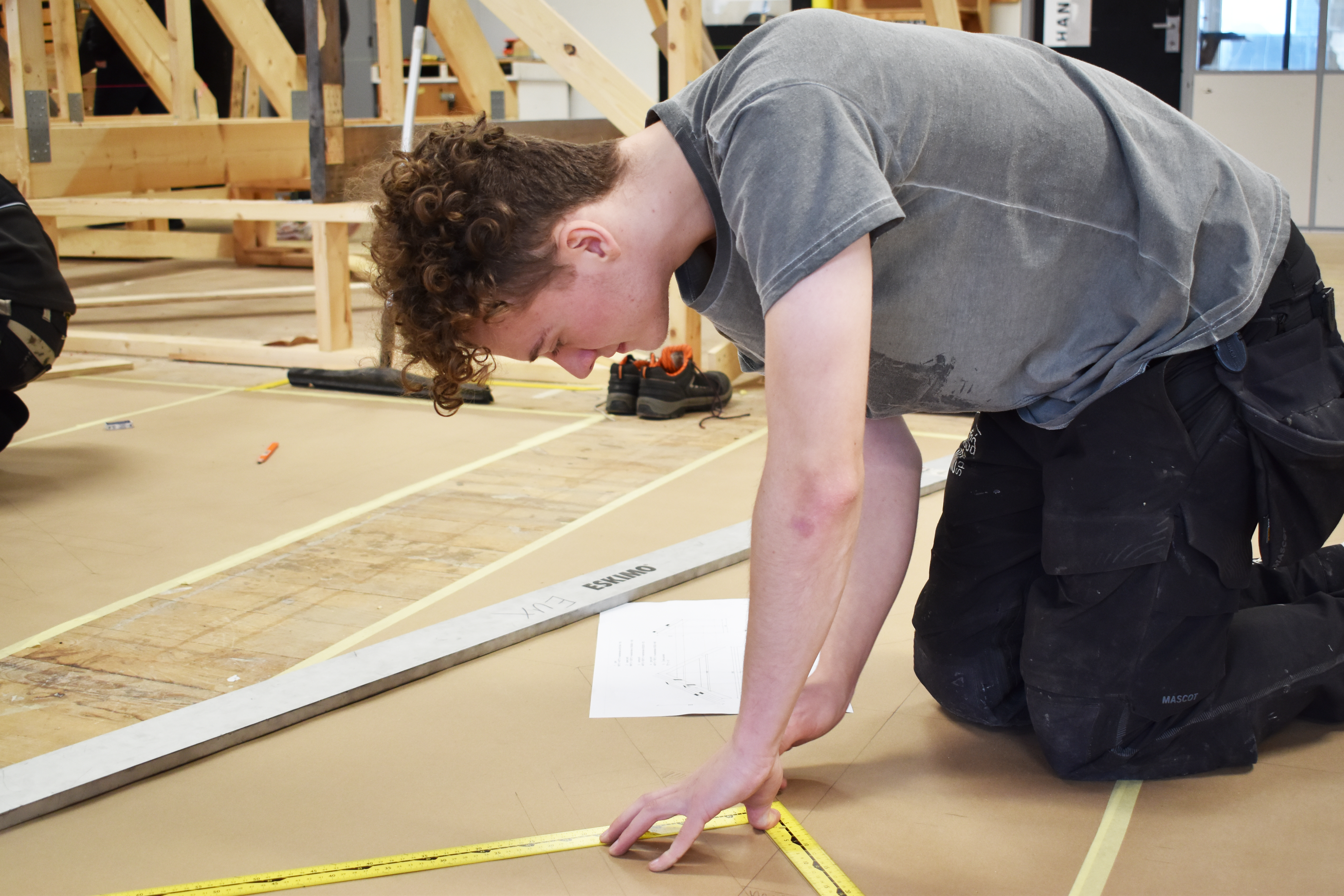 Tømrerelev arbejder i værkstedet til Åbent Hus 2026