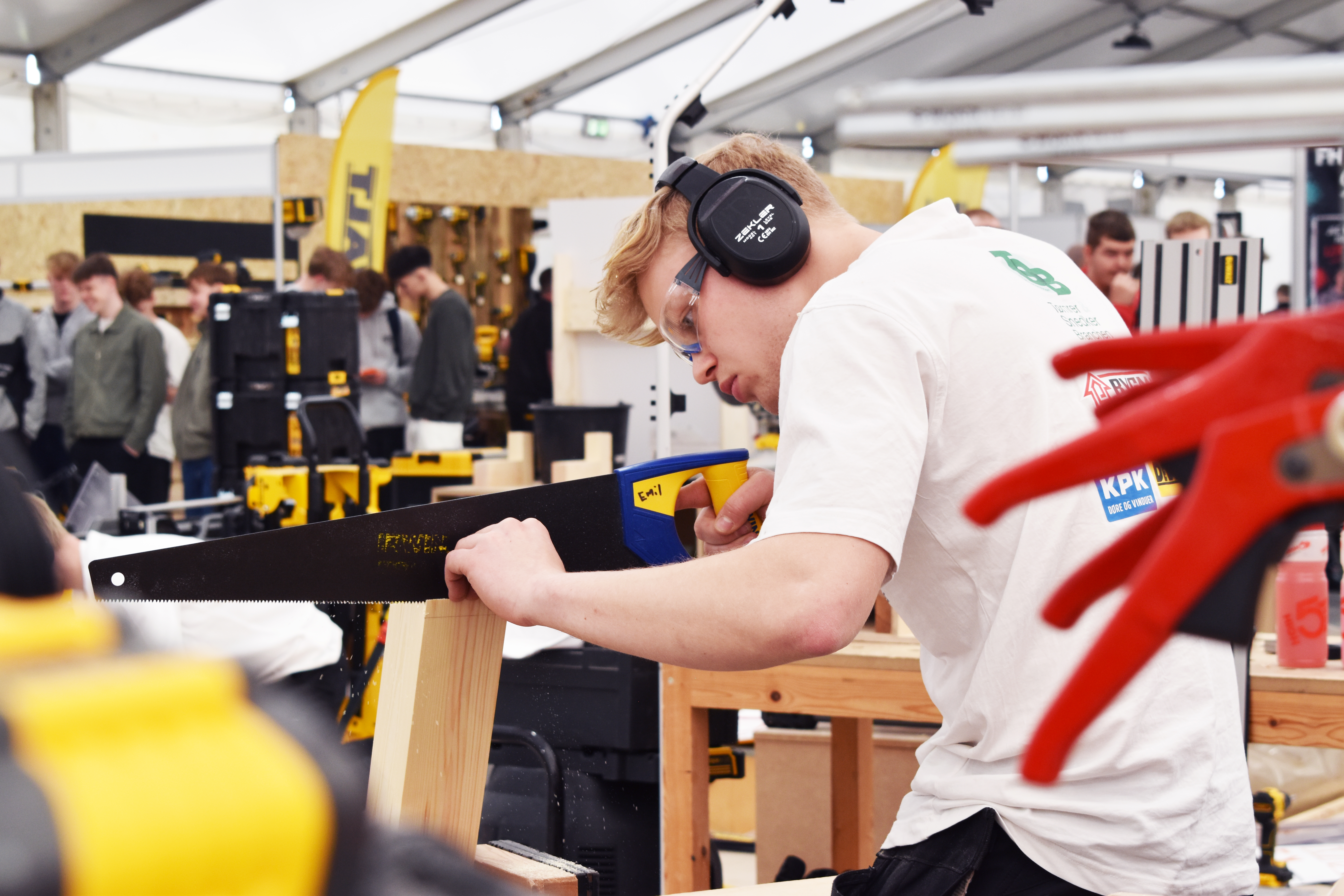 Emil Andersen er tømrerlærling og på tømrerlandsholdet, og han vandt Arbejdsmiljøprisen ved DM i Skills 2026.