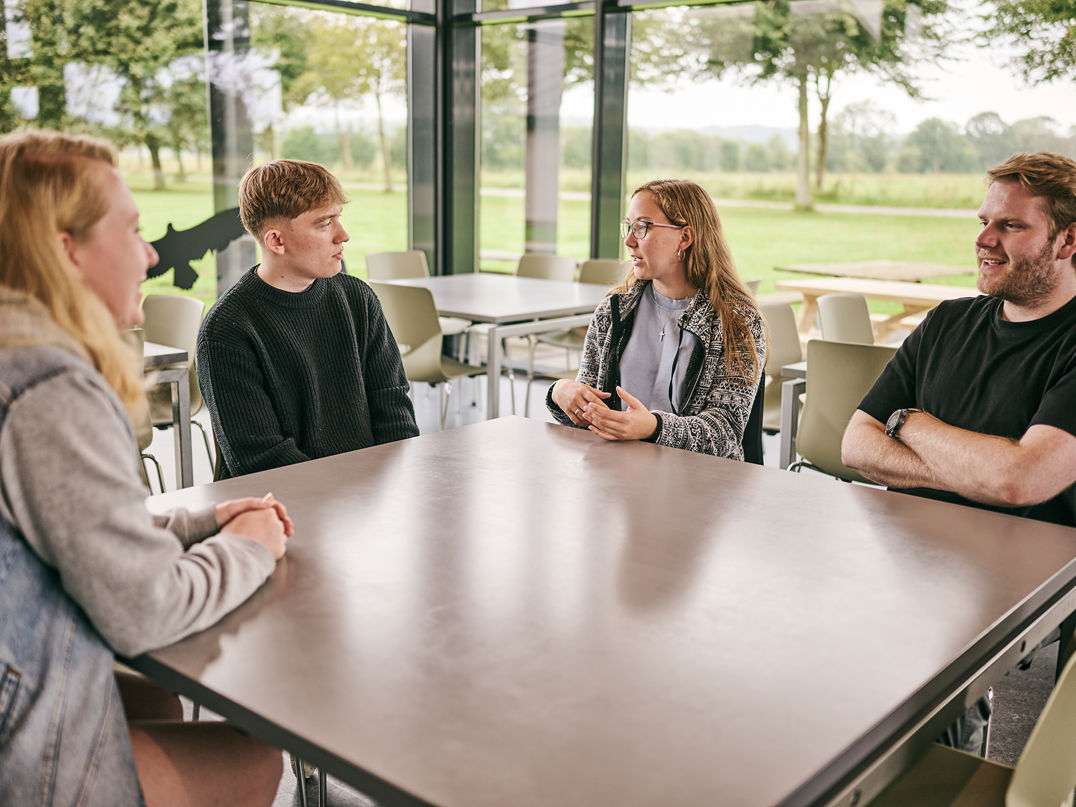 Nogle af eleverne på skolens adresse i Vranderup sidder sammen i bistroen.