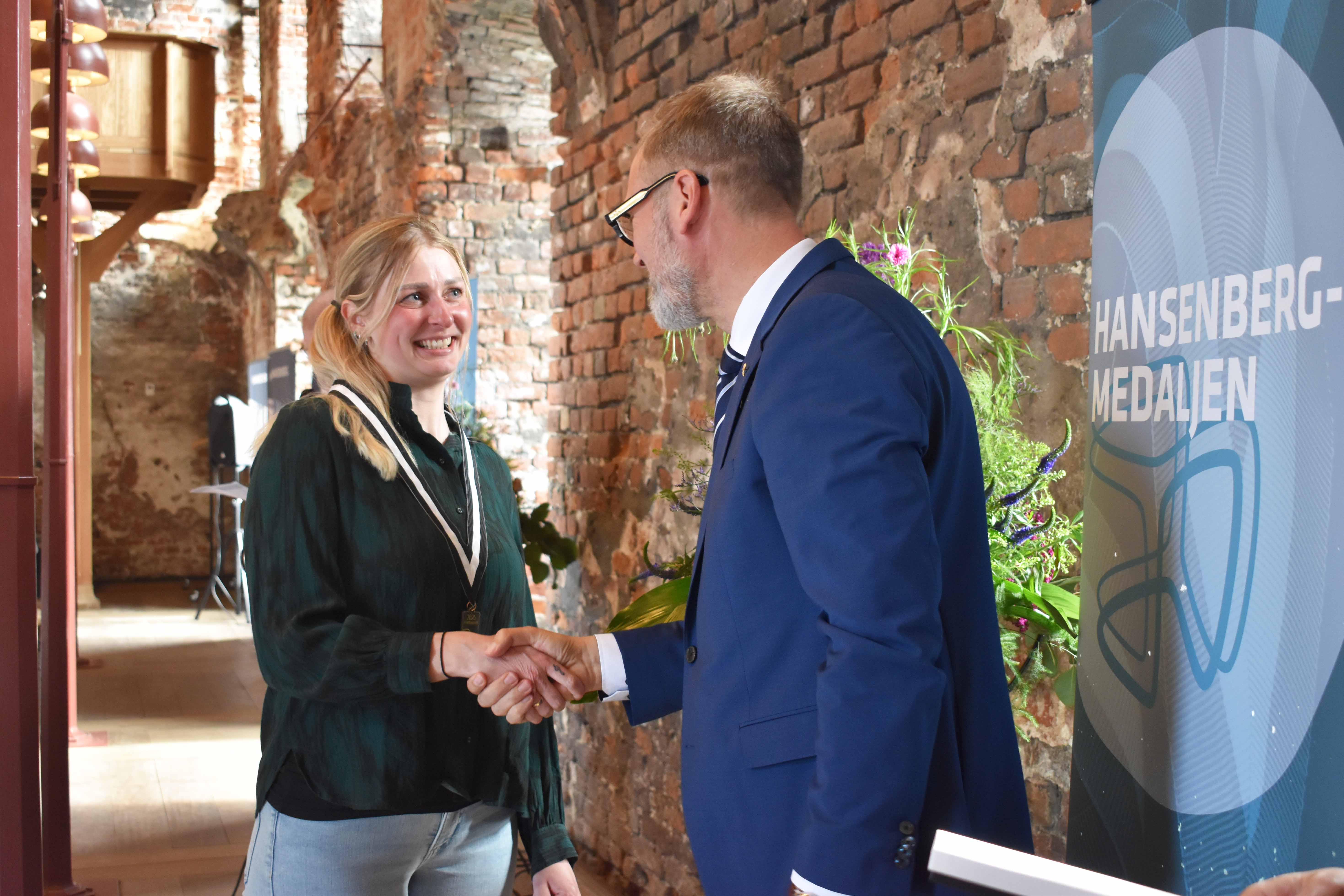 Borgmester i Kolding Kommune Jakob Ville overrækker HANSENBERG-medaljen til dyrepasser Diana Daubjerg Hyldig.