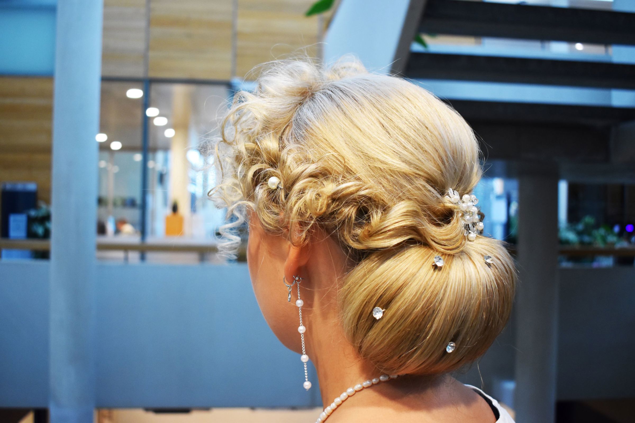 Kreativ og elegang håropsætning (langthårsfrisering) opsat af frisørelev på Hansenberg