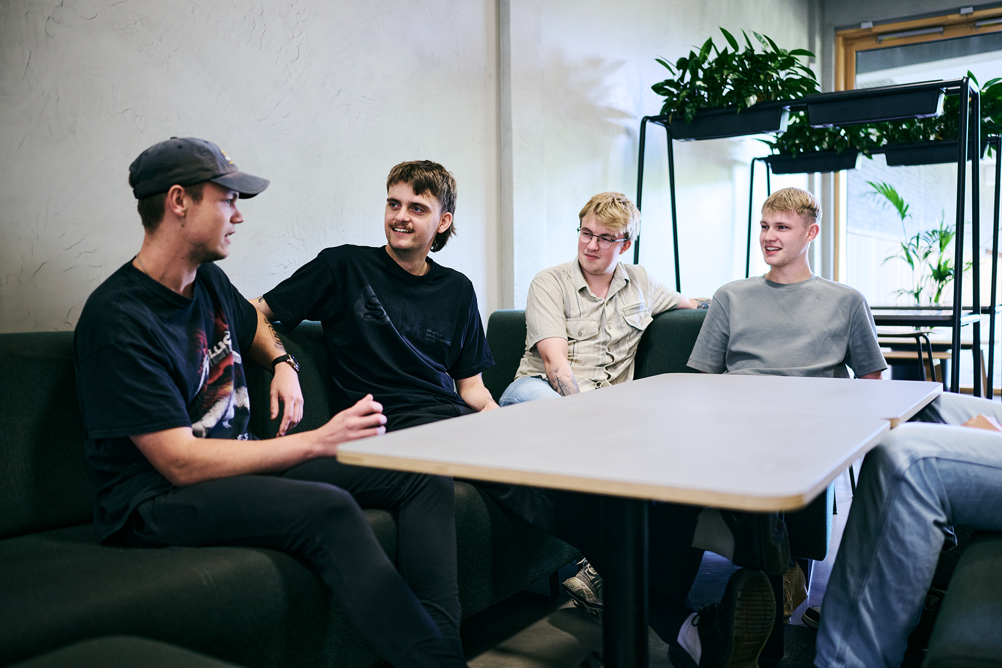 Eleverne på Hansenbergs uddannelser har et godt sammenhold, og hygger sammen i pauserne.