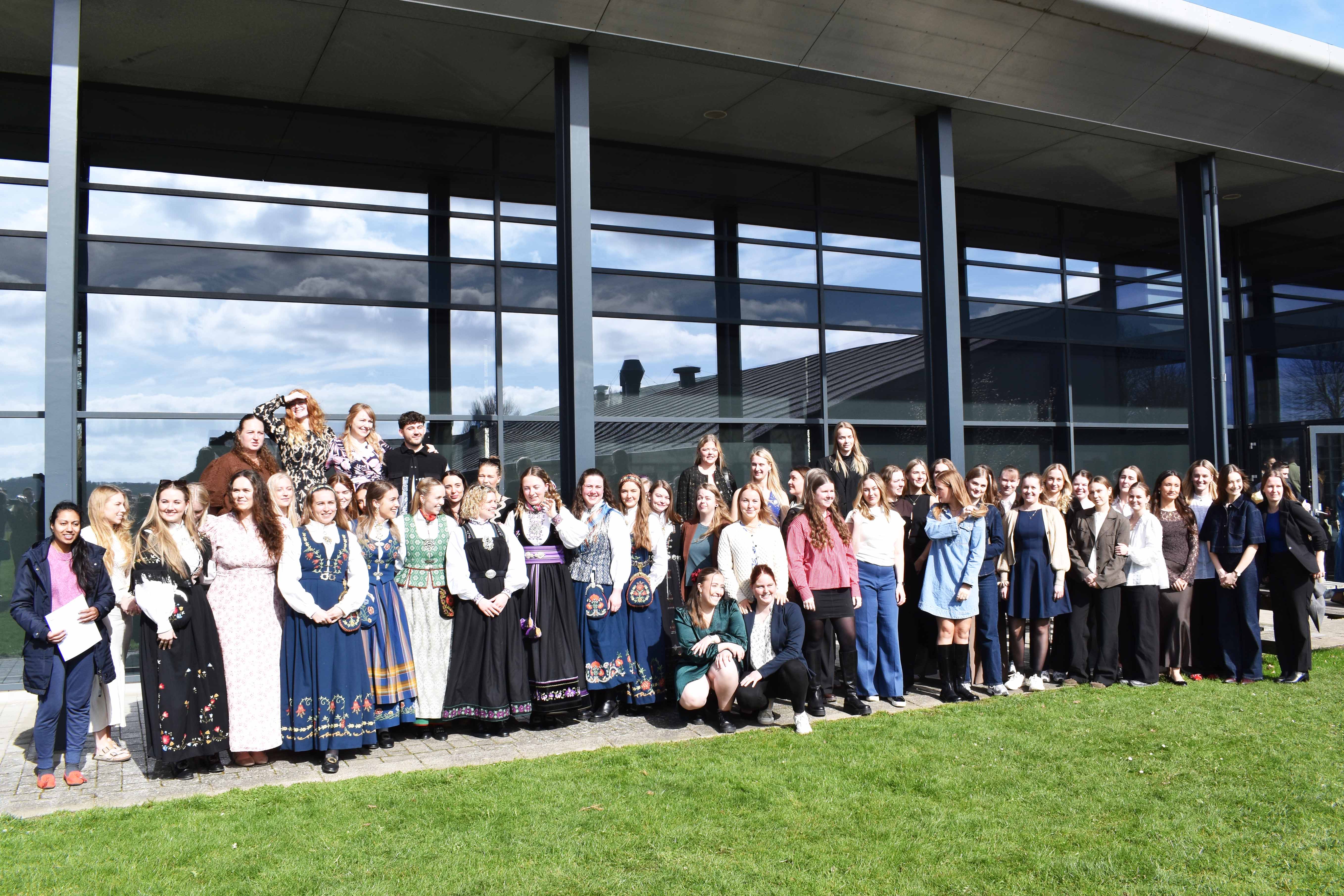 Første hold dimittender ved dimissionen den 27. marts 2026