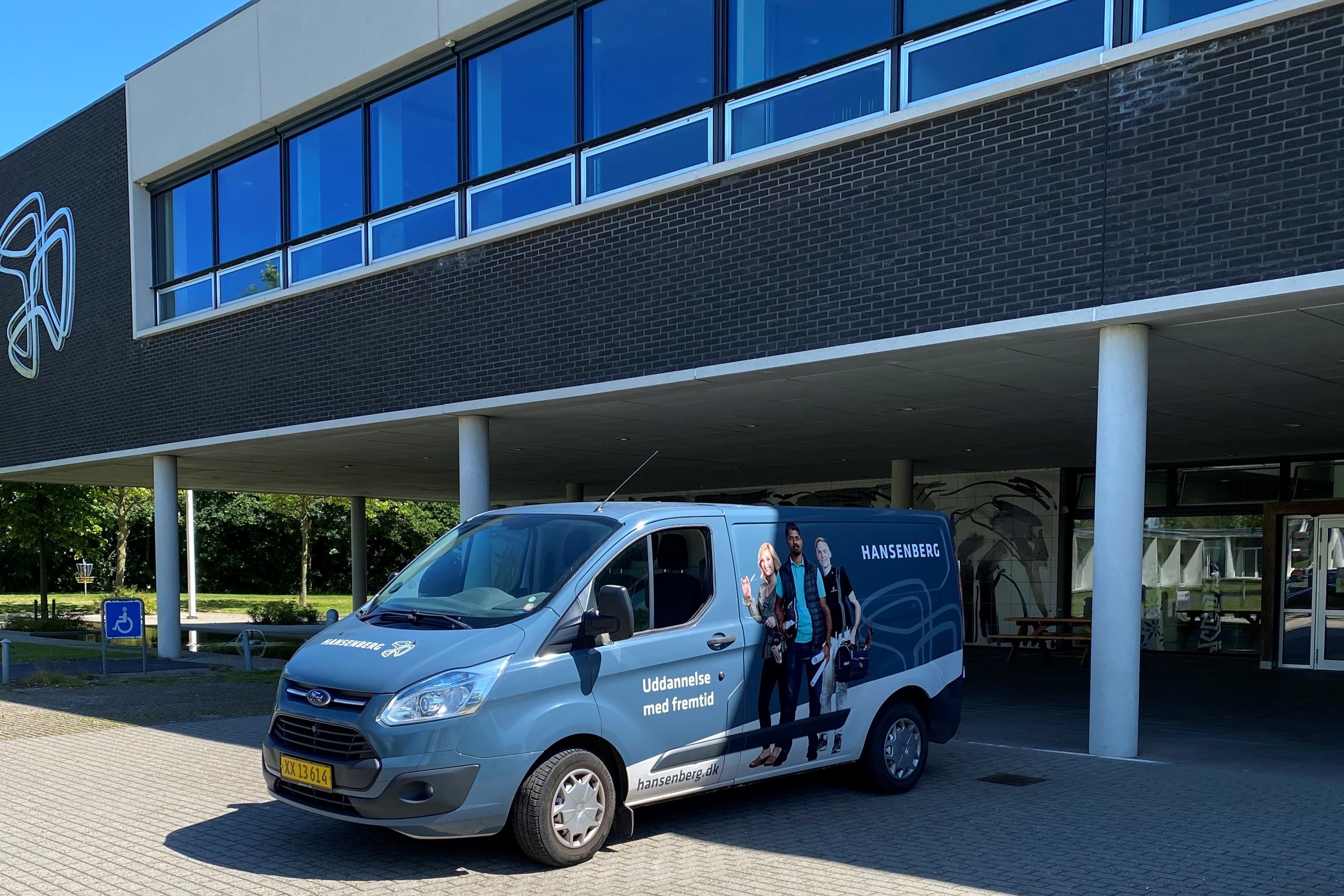 En af Hansenbergs varevogne holder foran hovedbygningen på Skovvangen 28.