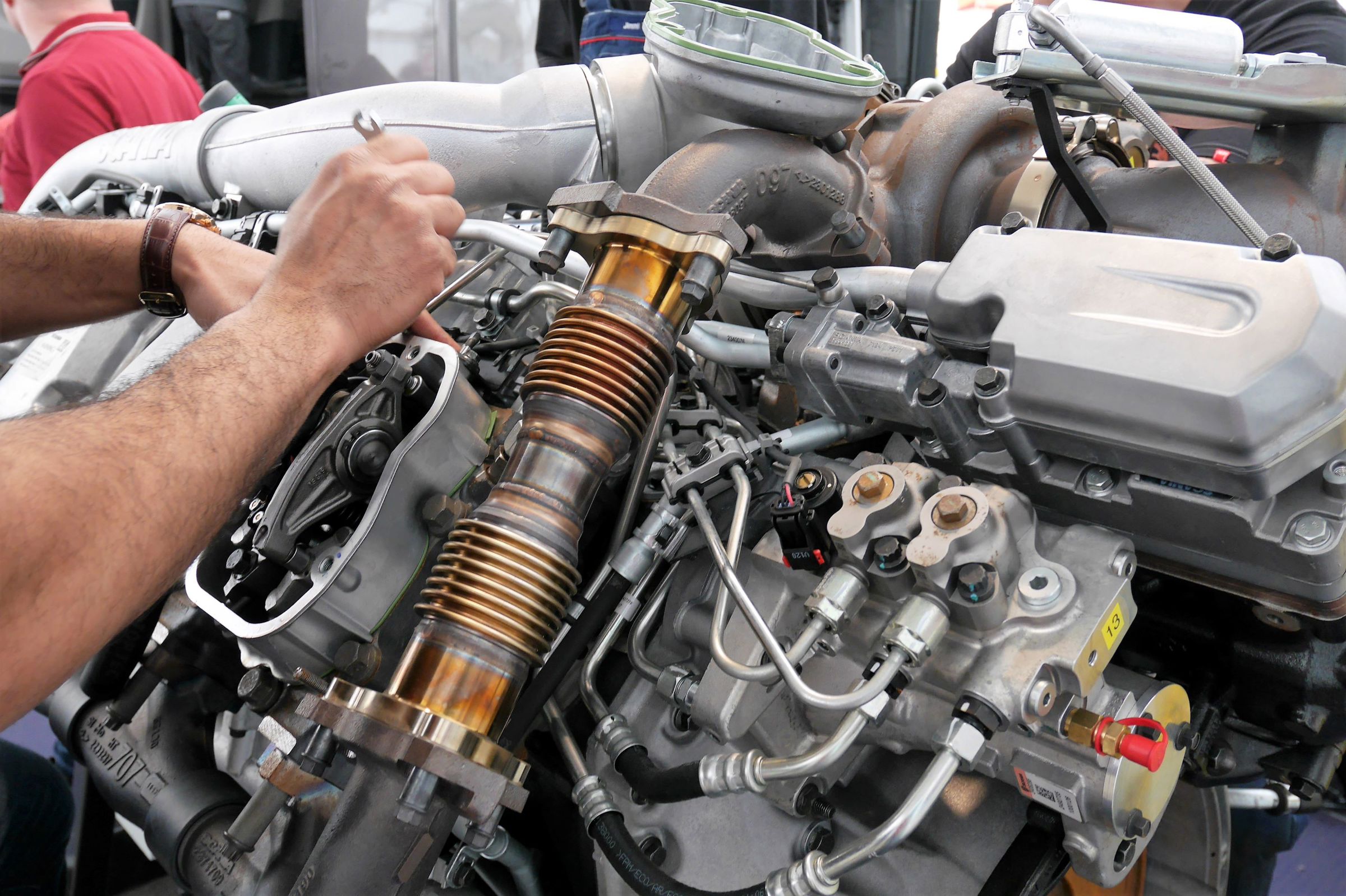 Lastvognsmekanikerelev er ved at reparere en motor til en lastvogn.