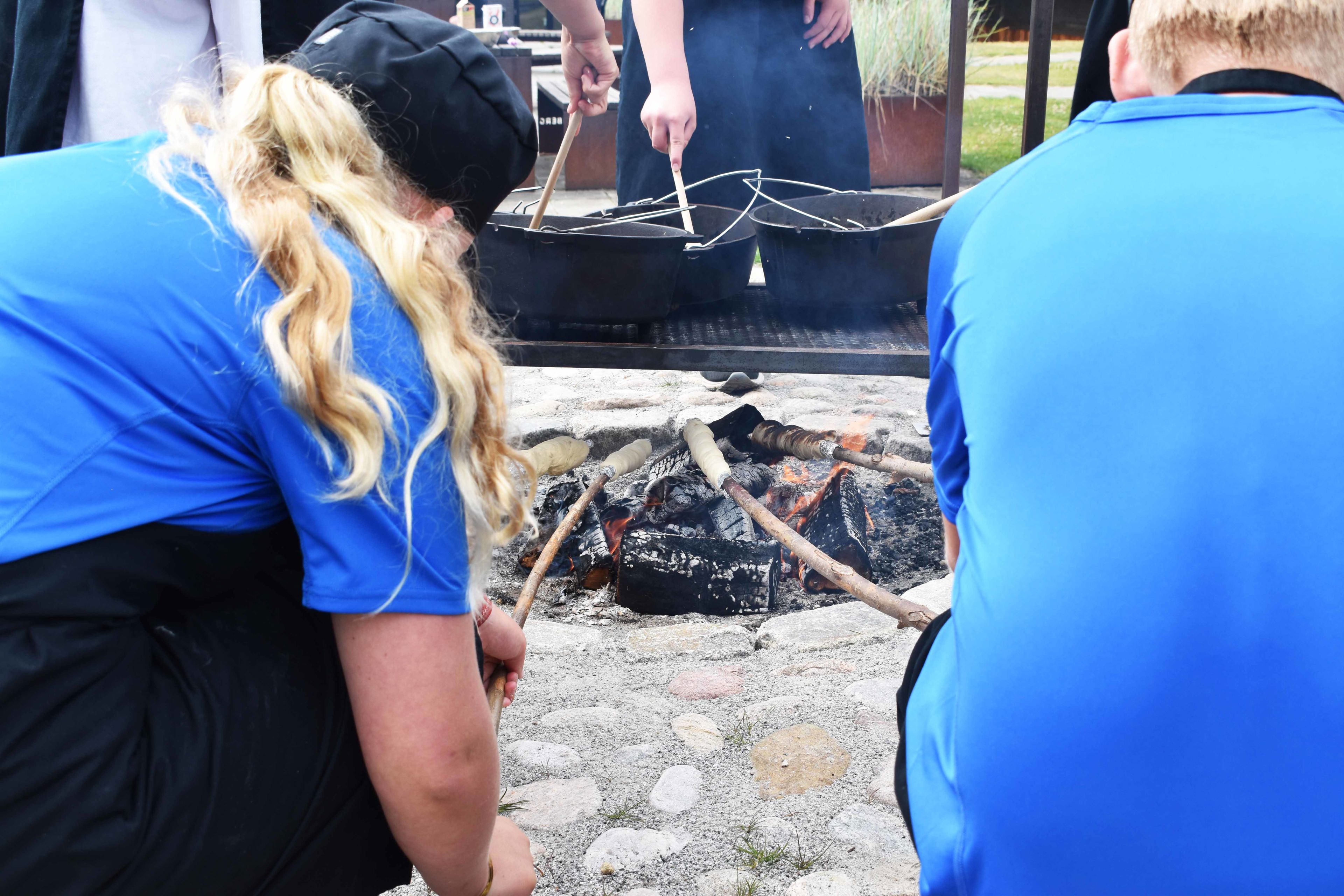 Til FoodCamp blev der både lavet mad i køkkenet og over bål.