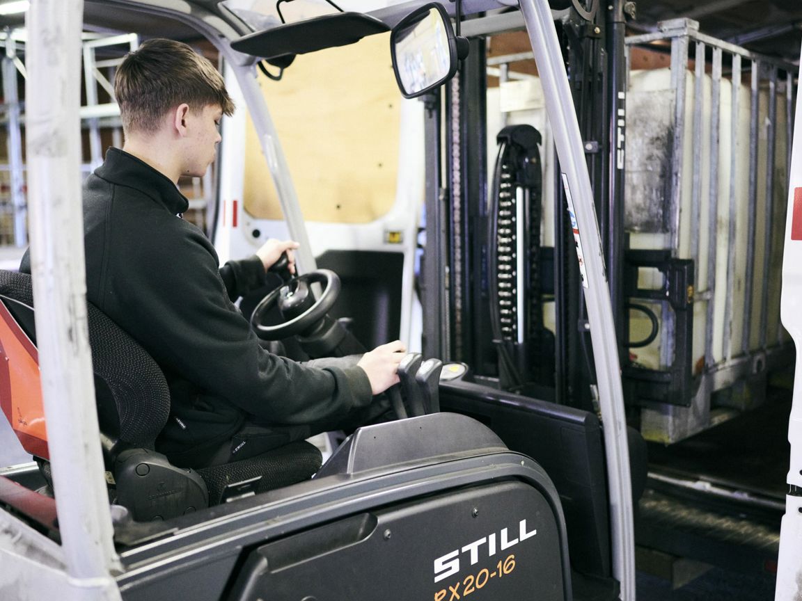 Som elev på lager- og terminaluddannelsen lærer du at køre gafffeltruck og får truckcertifikat.