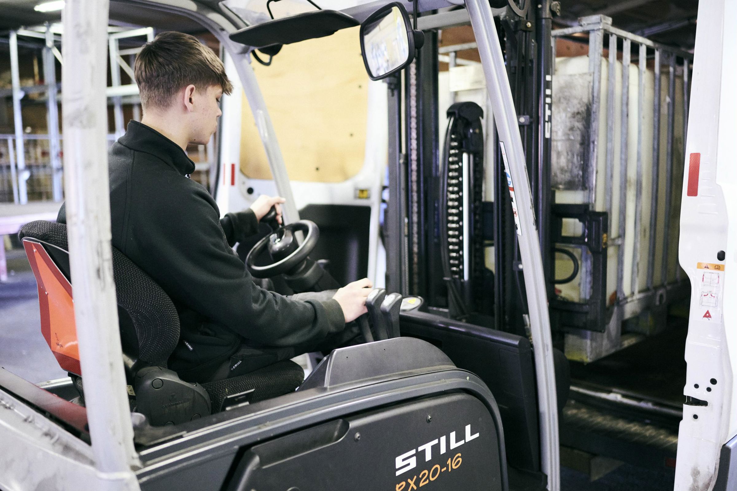Som elev på lager- og terminaluddannelsen lærer du at køre gafffeltruck og får truckcertifikat.