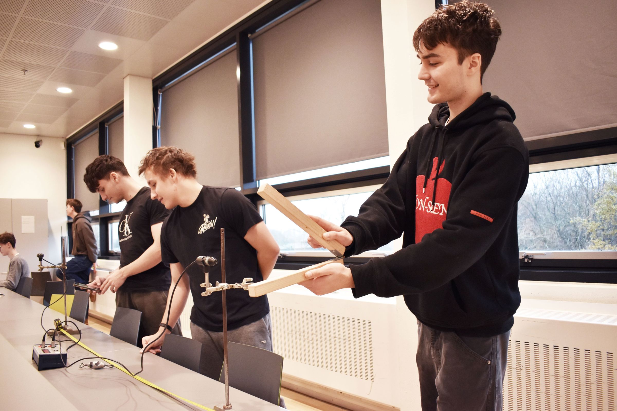 Nogle elever har fysikforsøg på HTX, Hansenberg Tekniske Gymnasium.