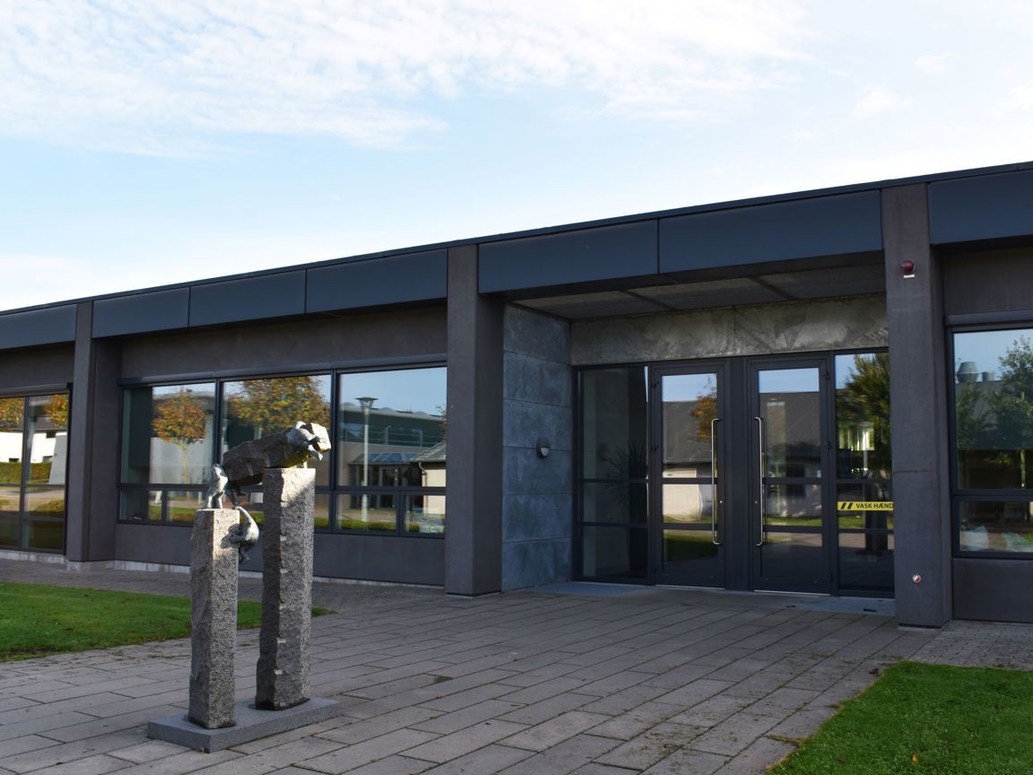 Hansenbergs Bygning 600 ligger på skolens adresse i Vranderup.