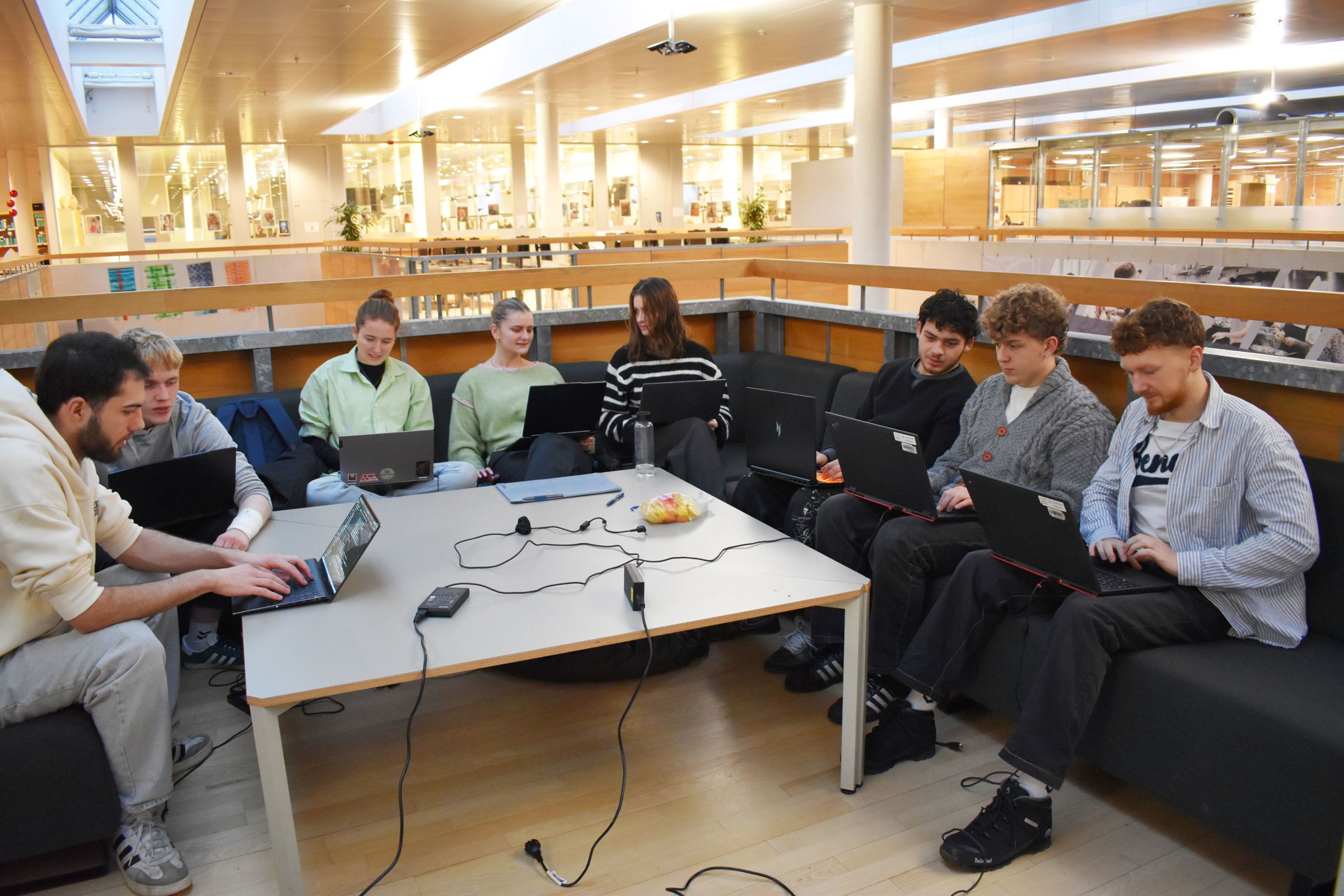 Eleverne på HTX, Hansenberg Tekniske Gymnasium, har gruppearbejde på en af øerne i bygningen.