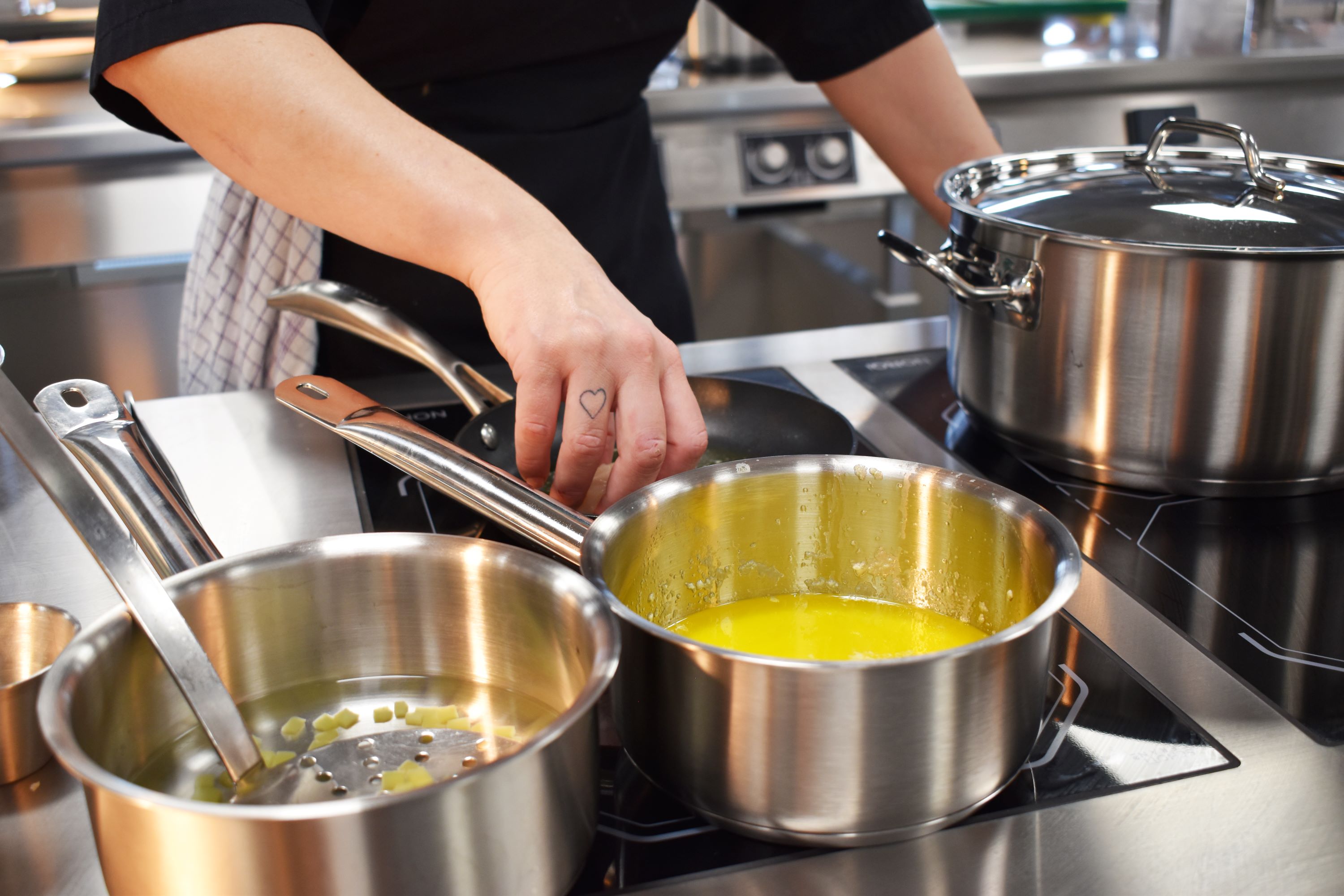 En kokkeelev er ved at tilberede en lækker menu i Hansenbergs undervisningskøkken.