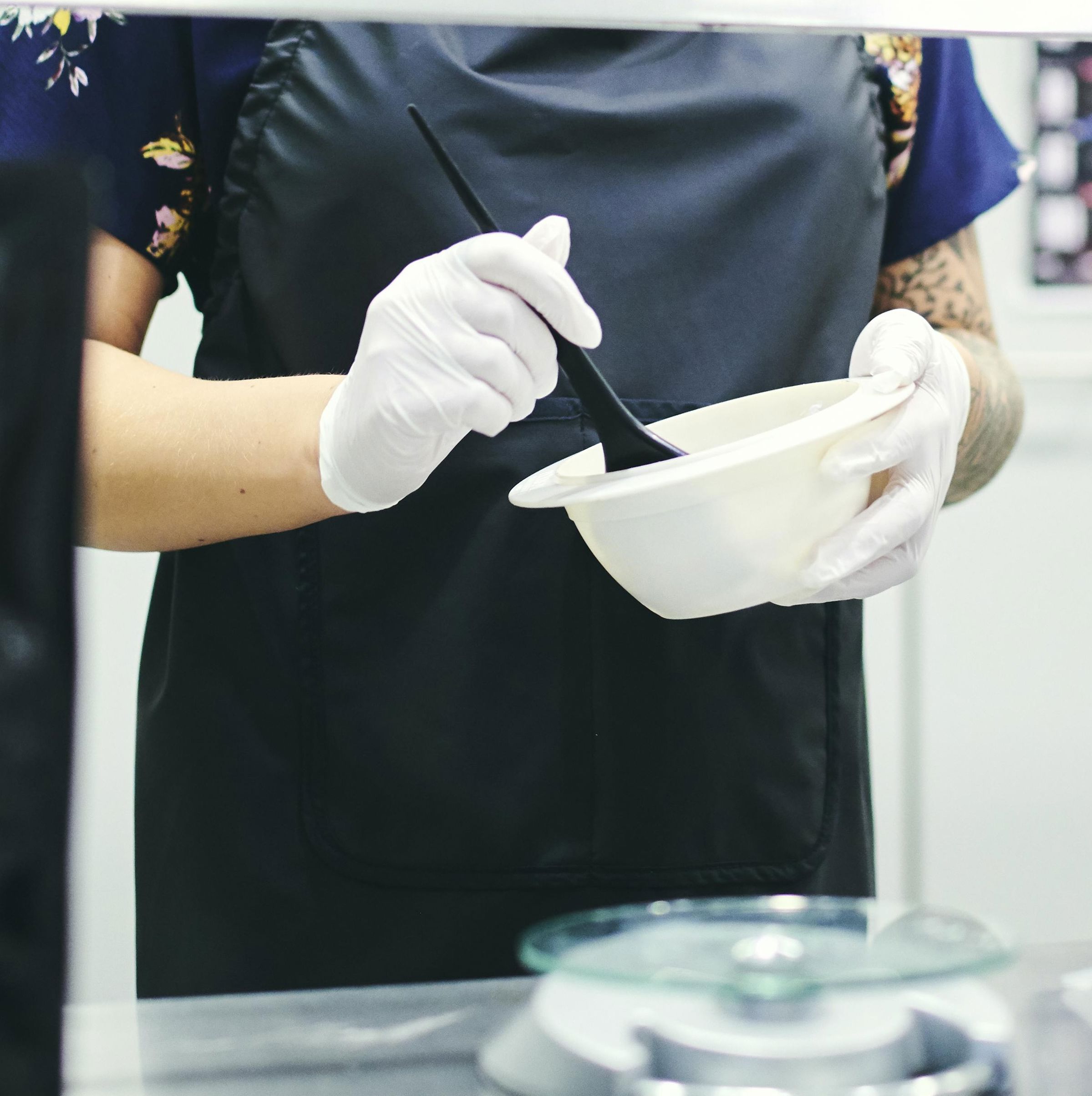 Frisørelev på Hansenberg blander hårfarve