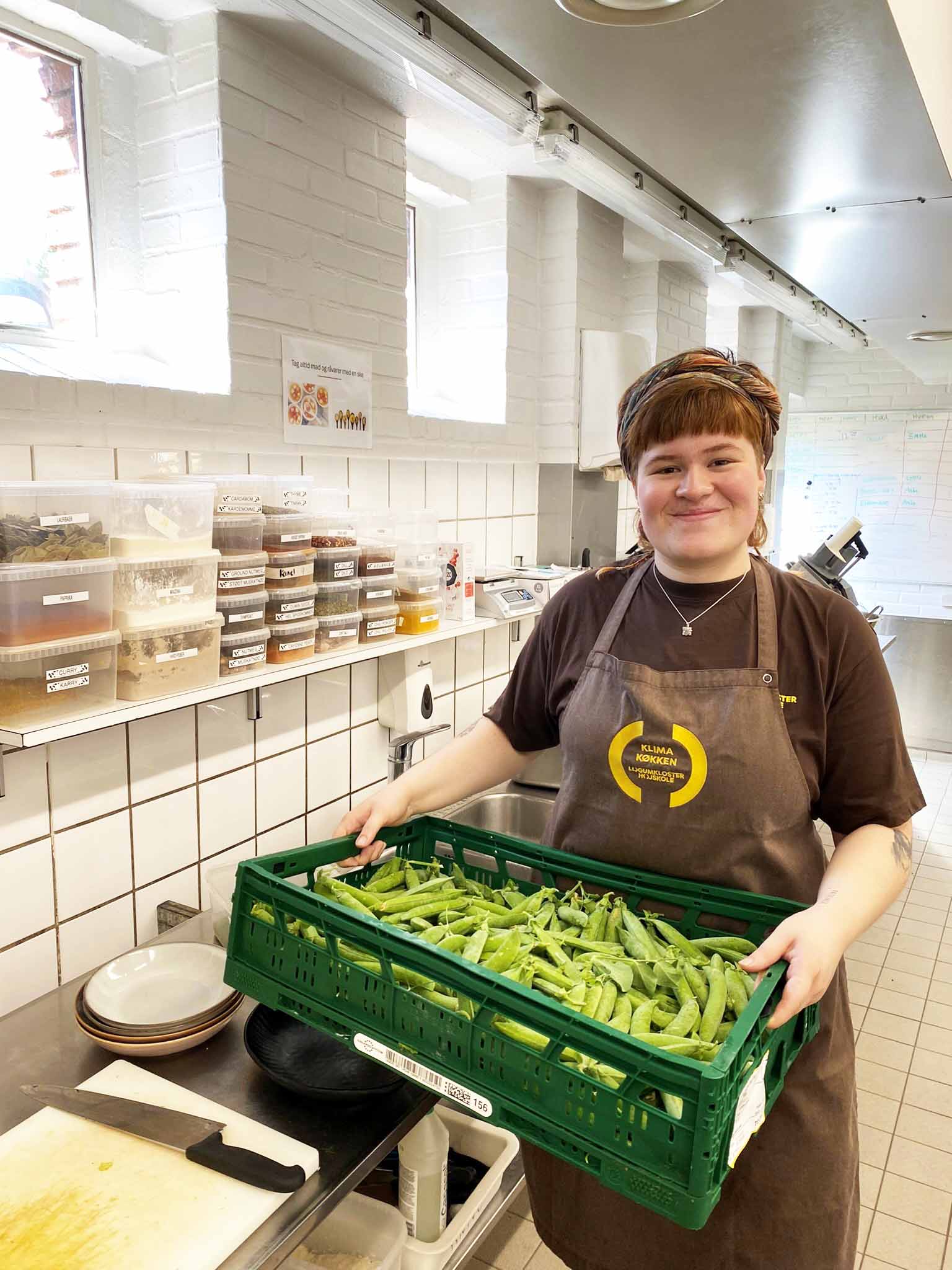 Emma Mølgaard Bech ses her i køkkenet på Løgumkloster Højskole.