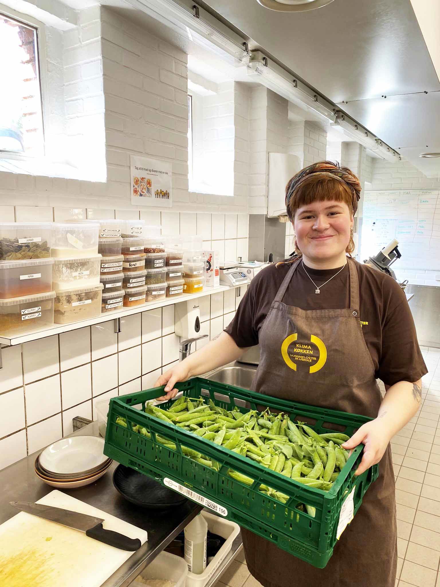 Emma Mølgaard Bech ses her i køkkenet på Løgumkloster Højskole.