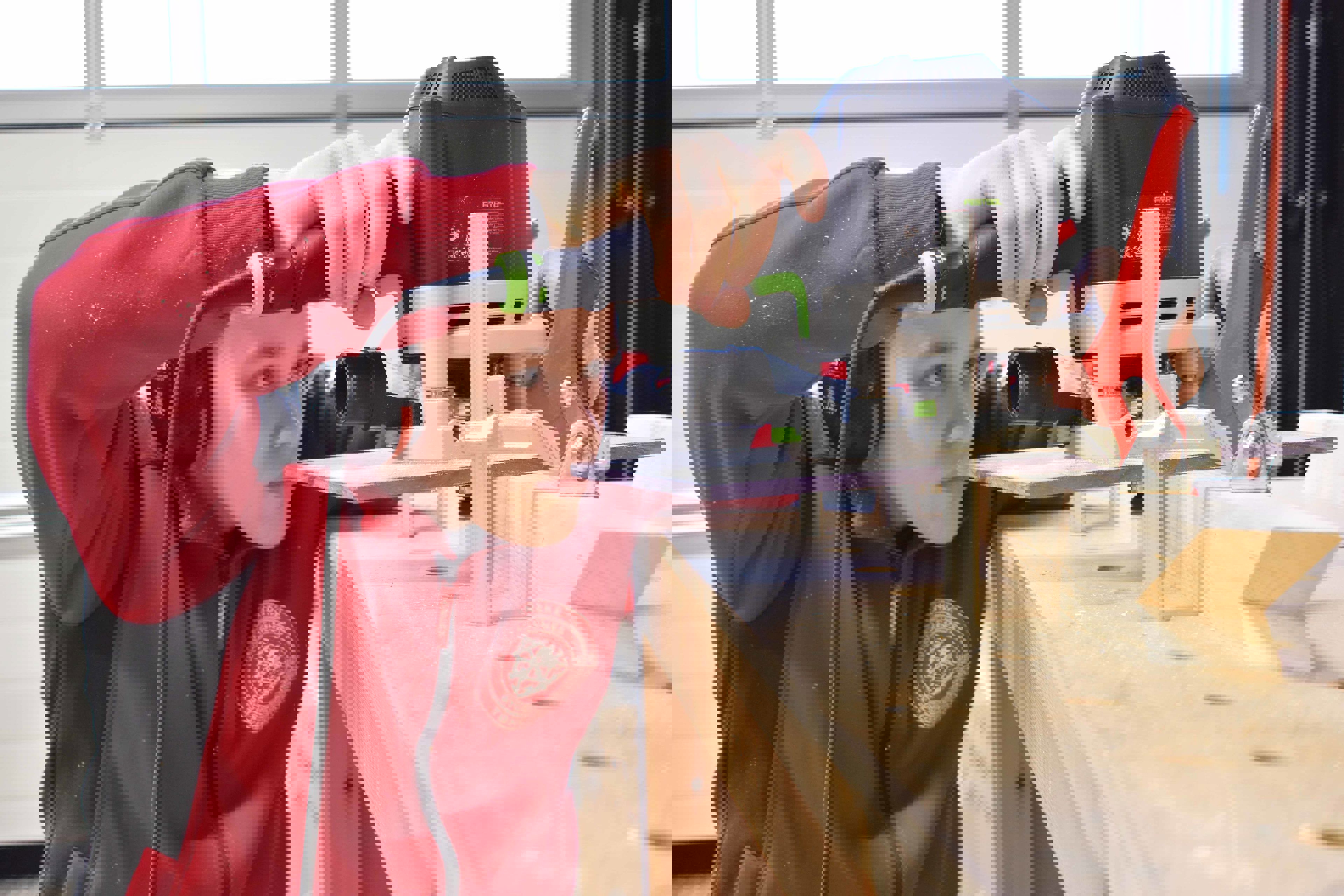 Tømrerlærling Emil Andersen i værkstedet