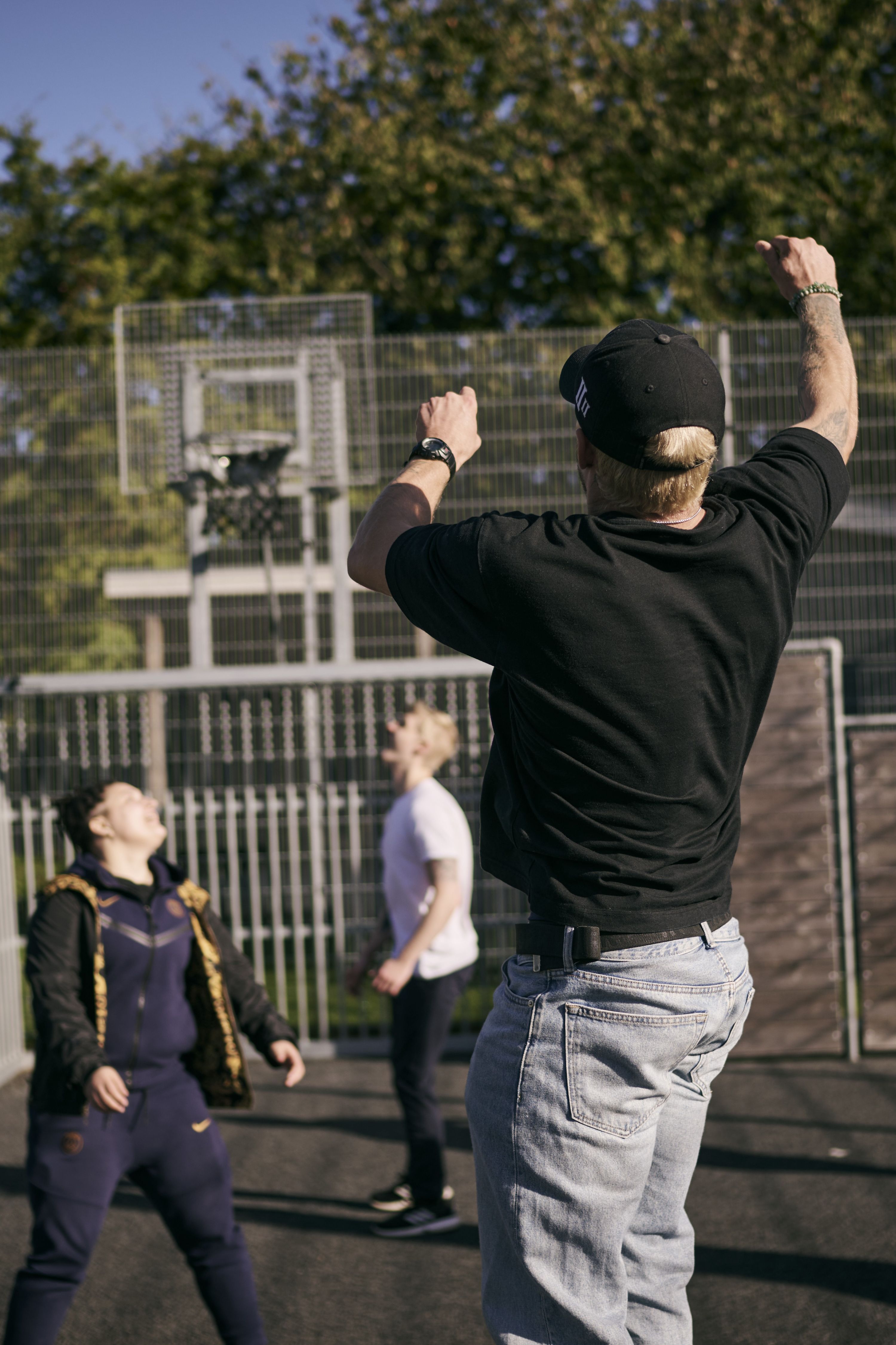 Elever hygger med et spil basketball på skolens multibane på Skovvangen.