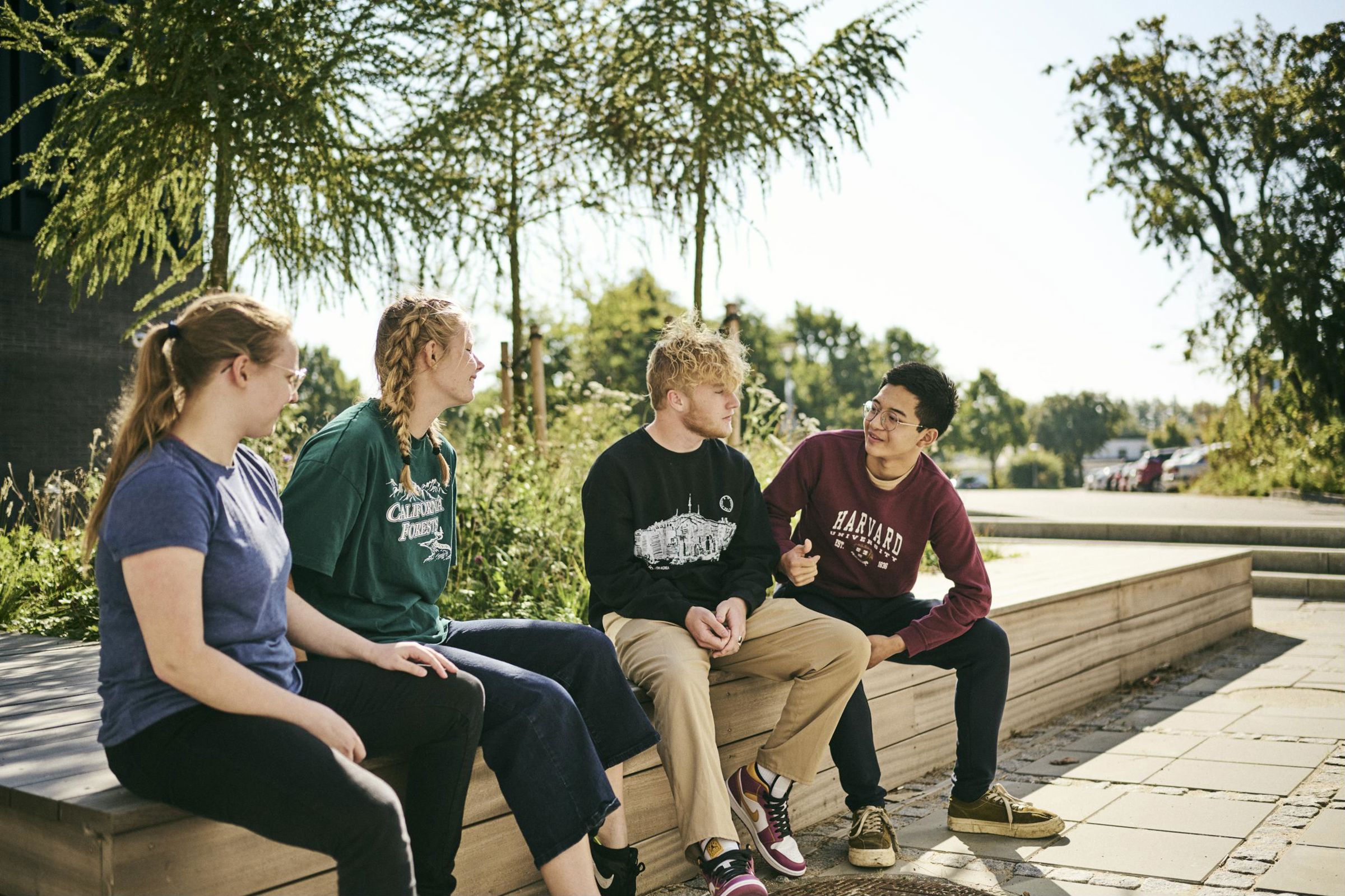 Der er god stemning på Hansenberg Tekniske Gymnasium, her er det 4 HTX-elever der hygger ude i det gode vejr.