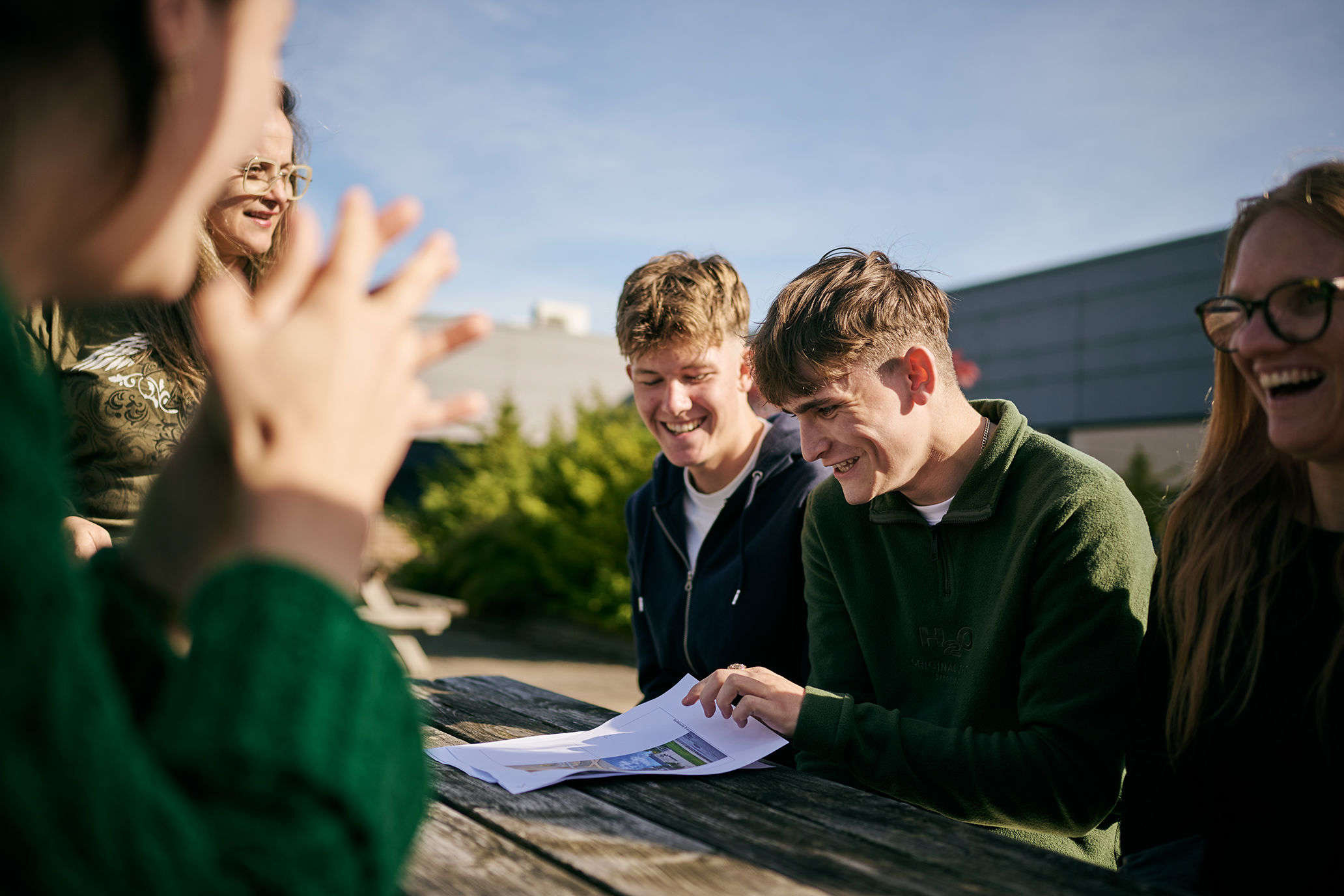 Eleverne, som her sidder uden for Hansenbergs adresse på CFT, har et godt kammeratskab og hjælper hinanden.