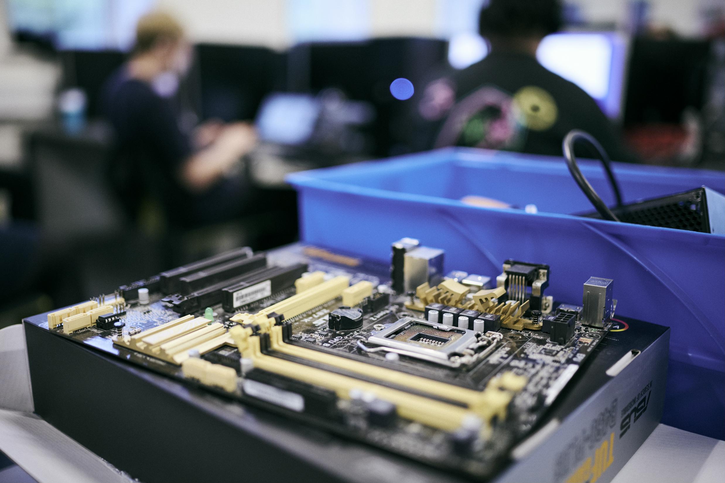 Som elev på data- og kommunikationsuddannelsen lærer du også om hardware som fx et motherboard.