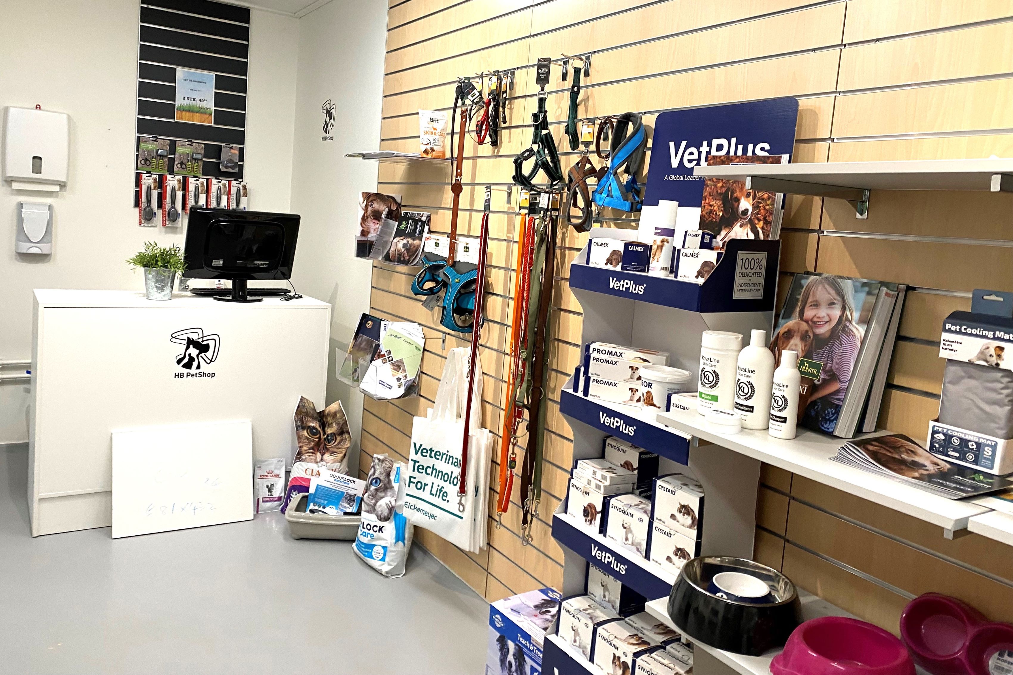 En kundedisk samt hylder med dyrefoder og udstyr, identisk med en lignende butik på en dyreklinik, så veterinærsygeplejerskeeleverne kan øve sig, når de skal rådgive dyreejerne.