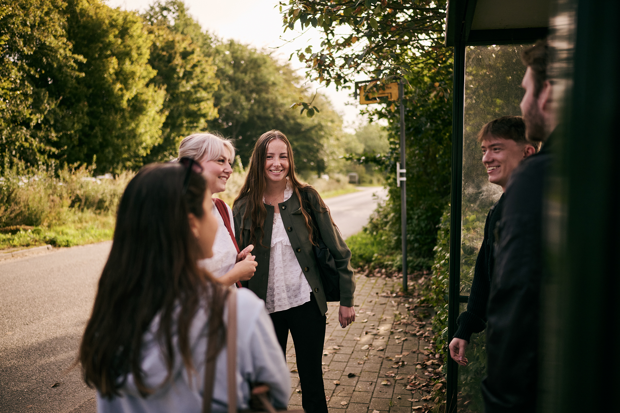 Eleverne lærer hinanden godt at kende, selvom de er fra forskellige uddannelser, når de venter ved busstoppestedet i Vranderup.