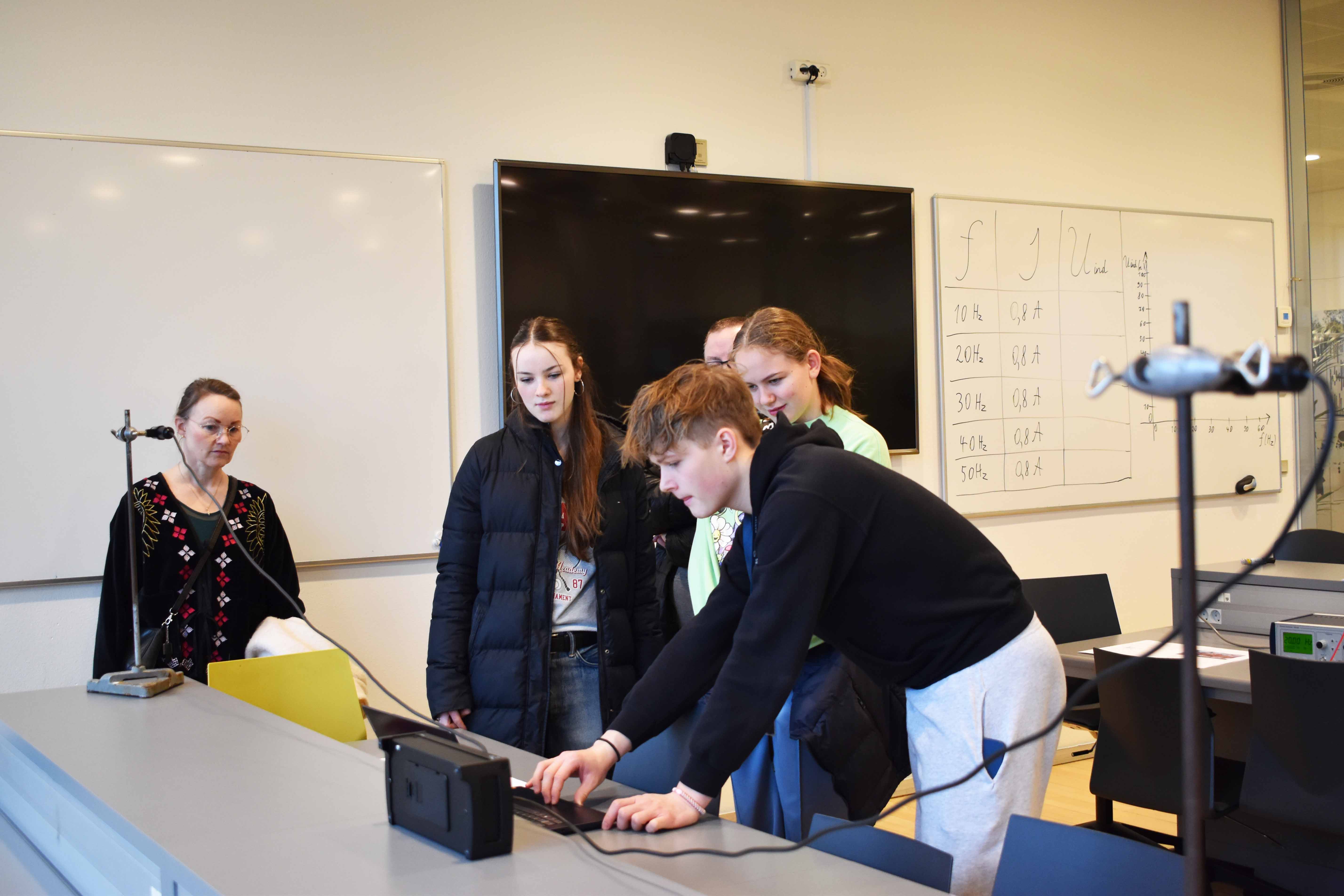 Til Åbent Hus var der fysikforsøg på HTX