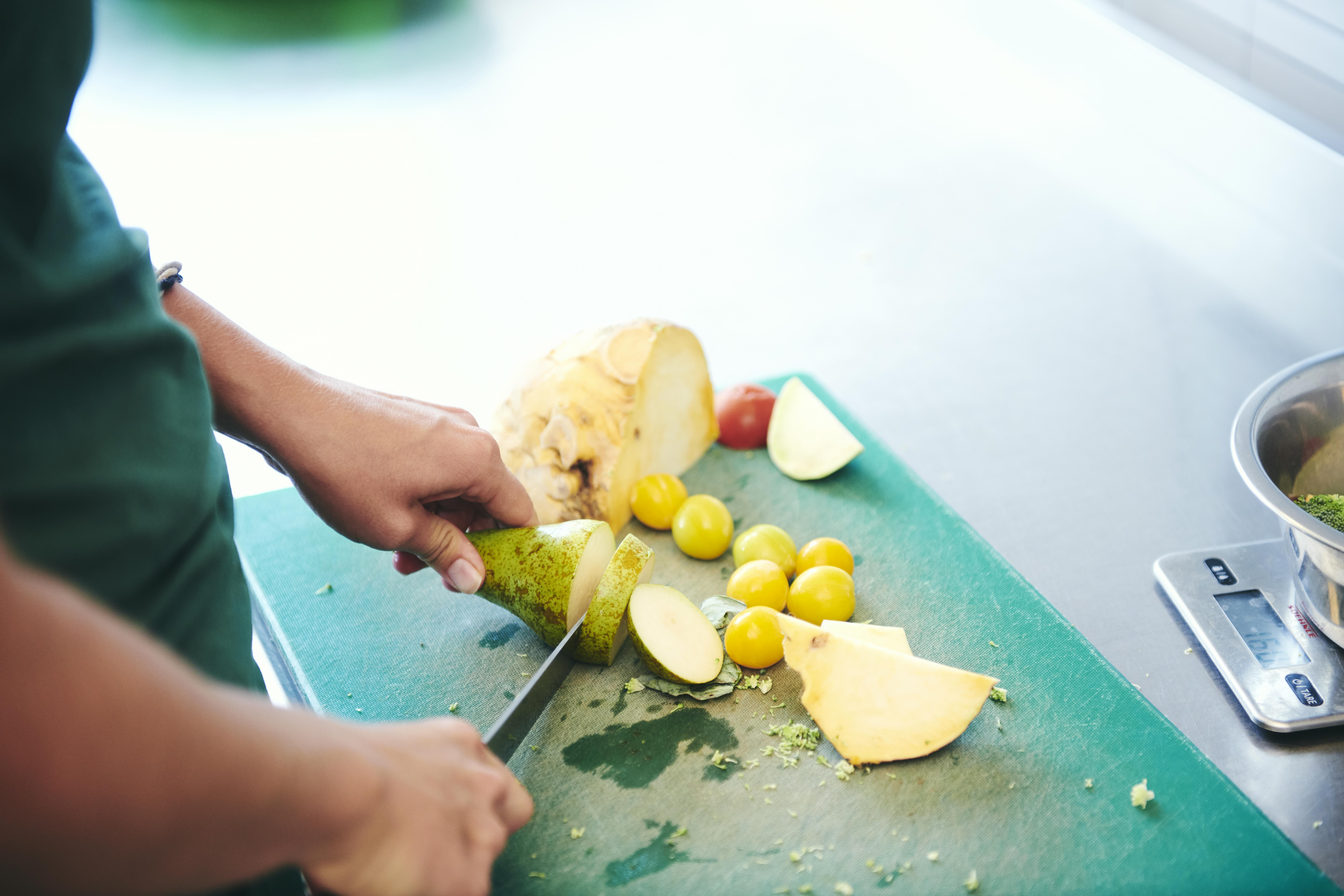 Dyrene i skolens zoo får alle specialtilpasset foder, og her skærer en dyrepasserelev frisk frugt ud til nogle af dyrene.