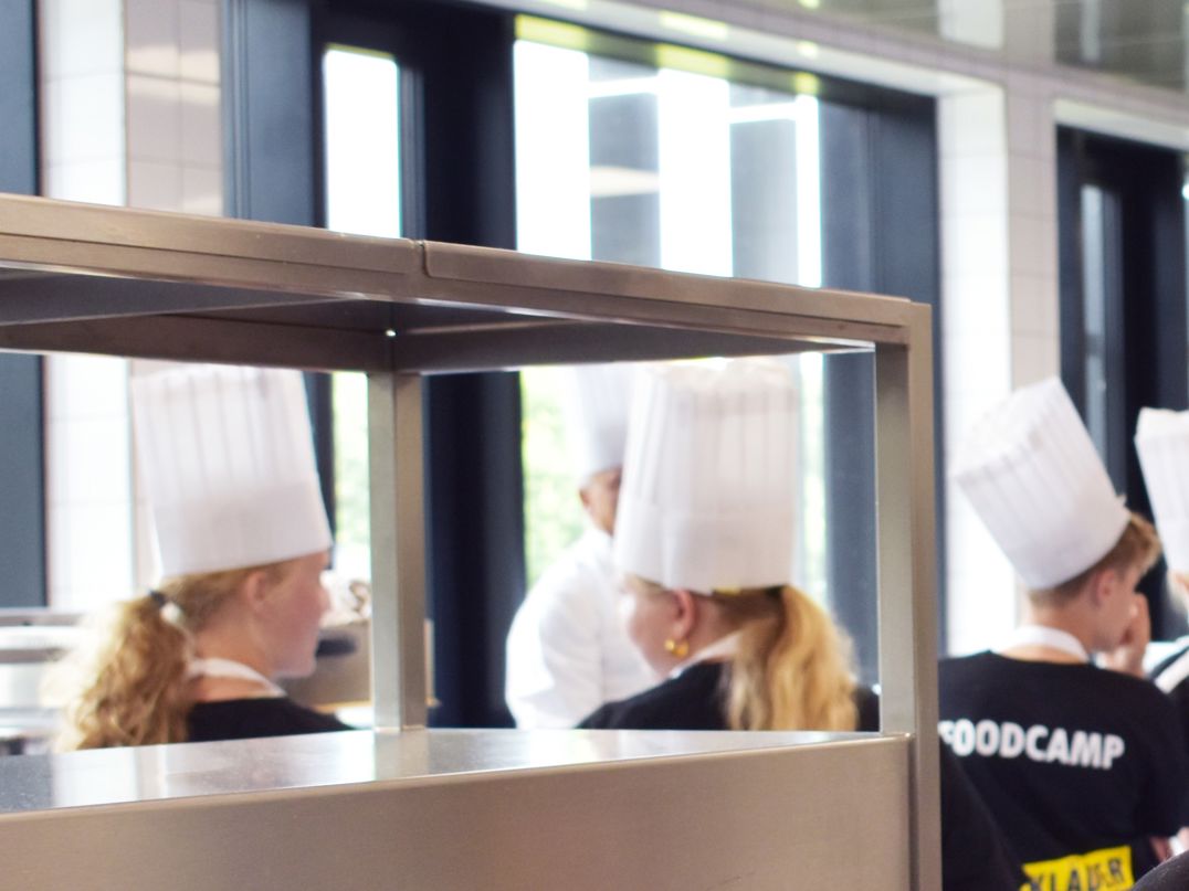 Der er liv og glade dage i køkkenet og eleverne har ikke tid til at holde pause, fordi de hygger til årets FoodCamp for 5.-10. klasses elever.