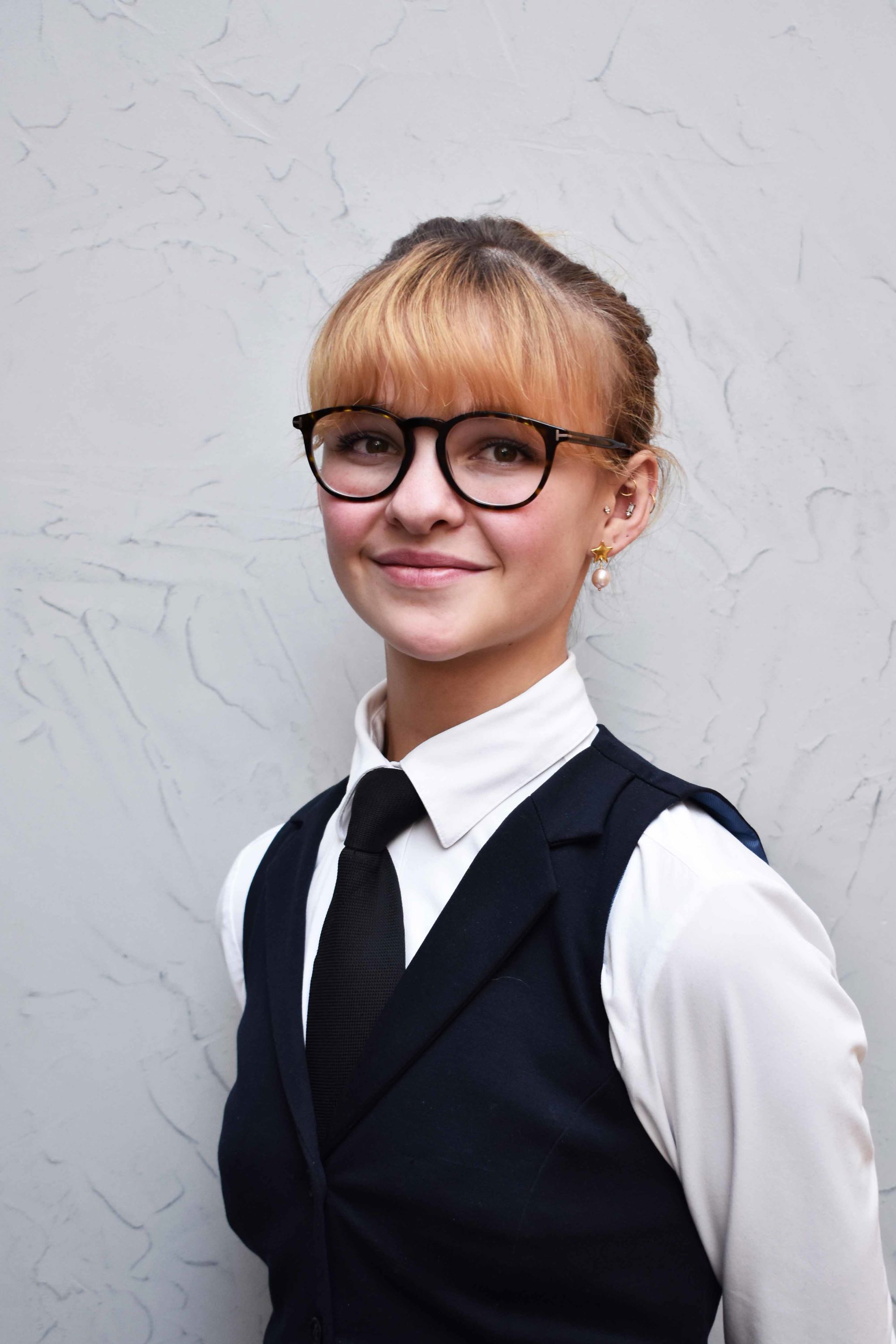 Emilia Mossin er tjenerelev på HANSENBERG.