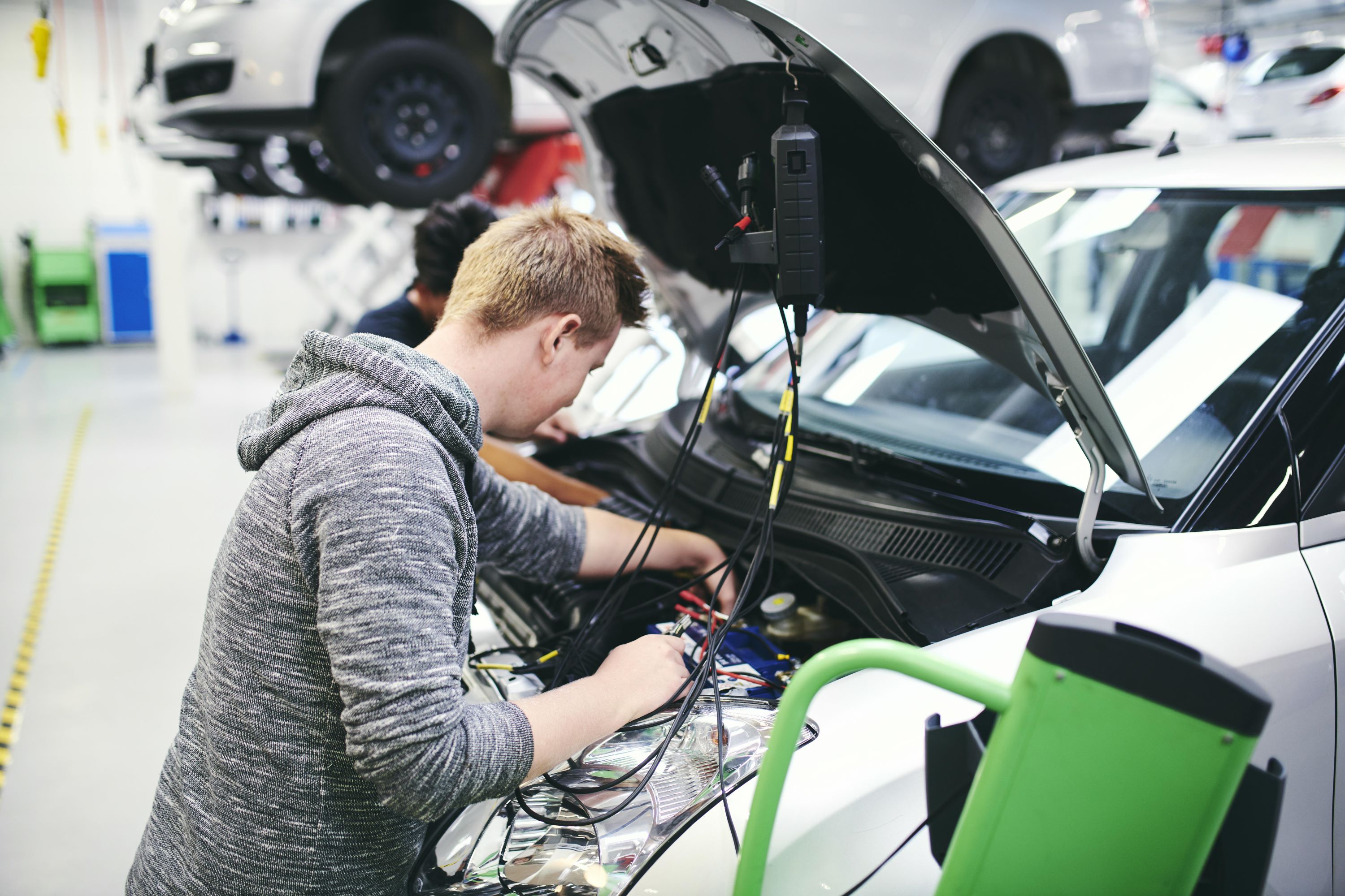 På Hansenbergs autoværksted er der masser af udstyr og flere forskellige biler, som mekanikerelever og -lærlinge kan øve sig på.