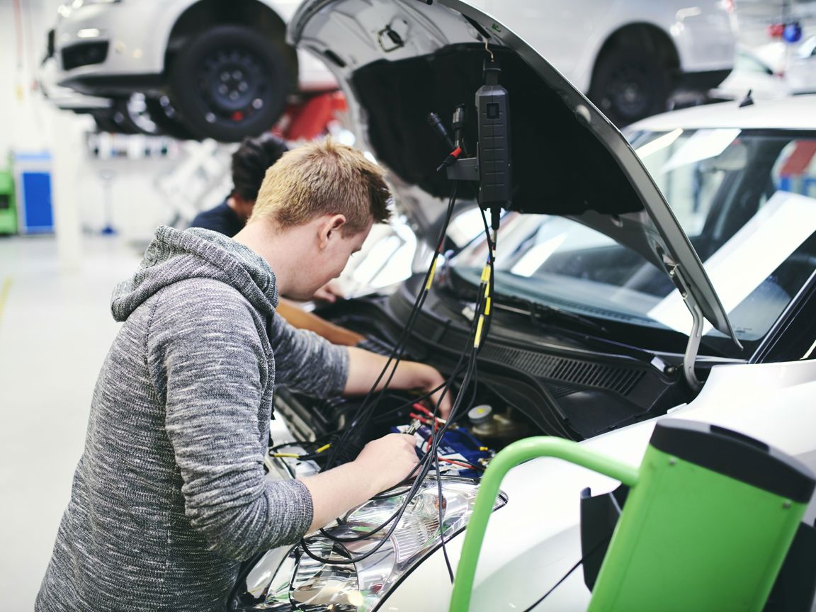 På Hansenbergs autoværksted er der masser af udstyr og flere forskellige biler, som mekanikerelever og -lærlinge kan øve sig på.