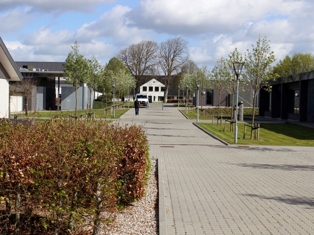 Et view over nogle af Hansenbergs bygninger i Vranderup, bygning 600 til højre, bygning 500 og bistroen til venstre og Vranderup Østergård for enden.