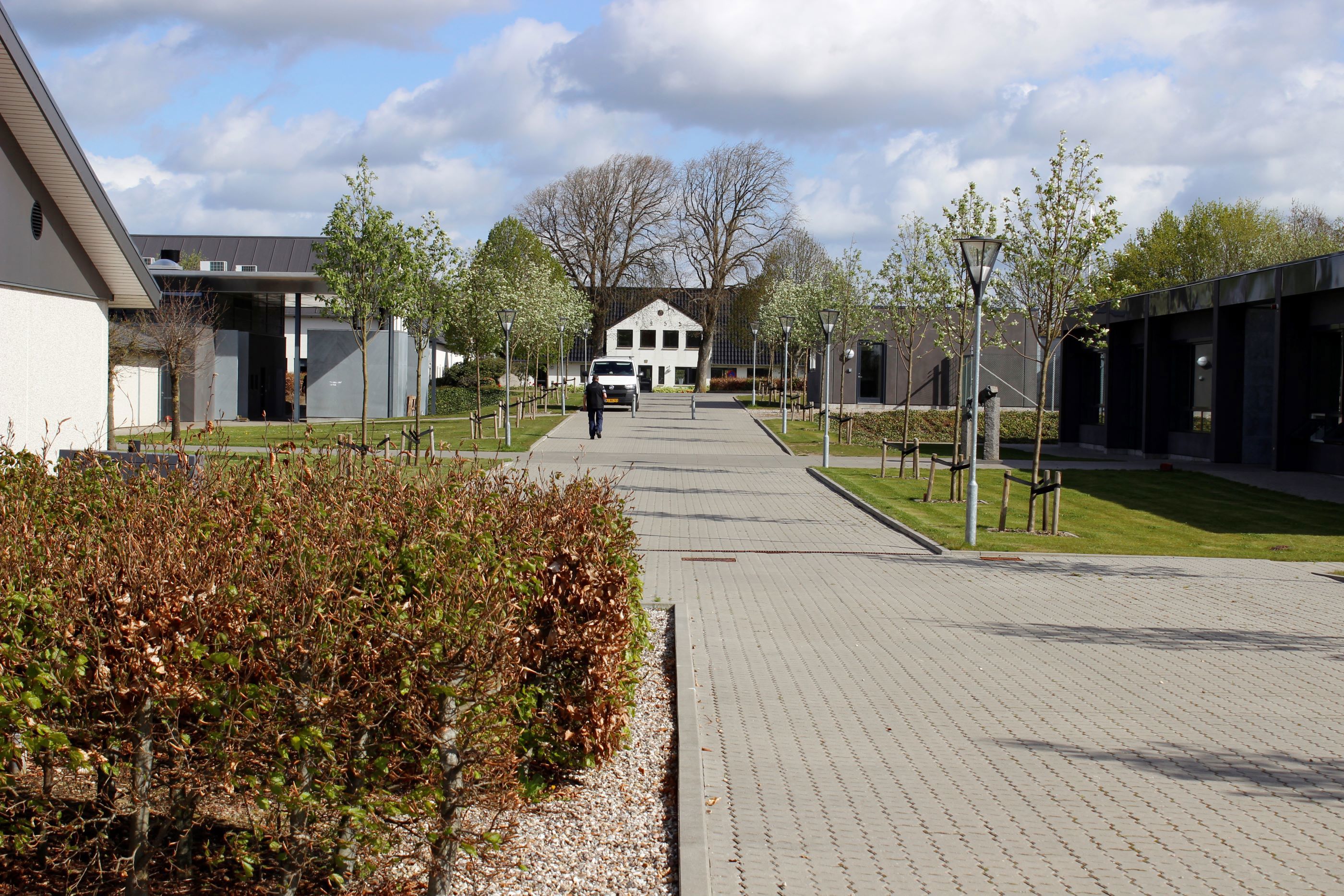 Et view over nogle af Hansenbergs bygninger i Vranderup, bygning 600 til højre, bygning 500 og bistroen til venstre og Vranderup Østergård for enden.