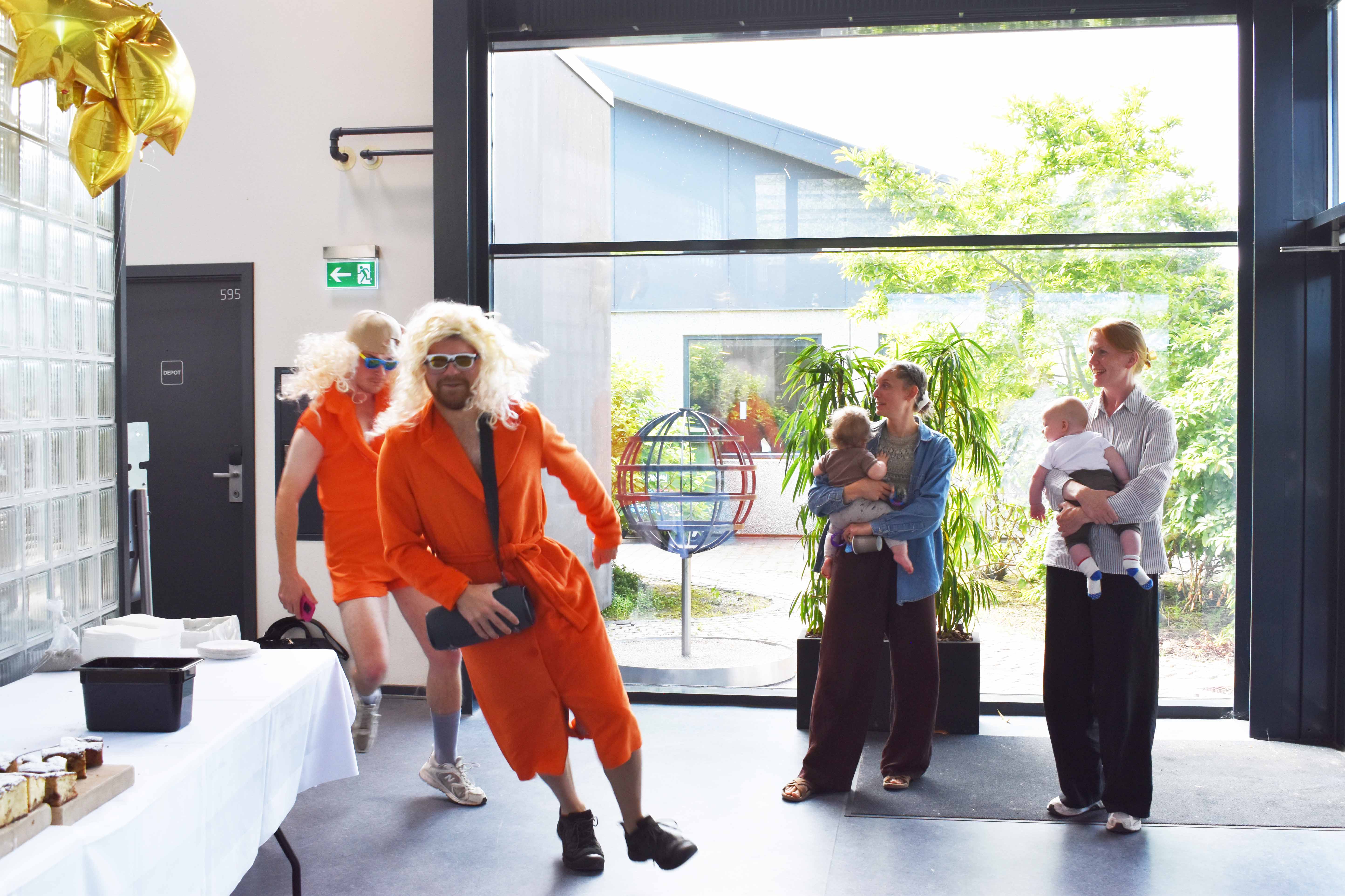 Eleverne underholder undervejs til dimissionen for dyrepassere.