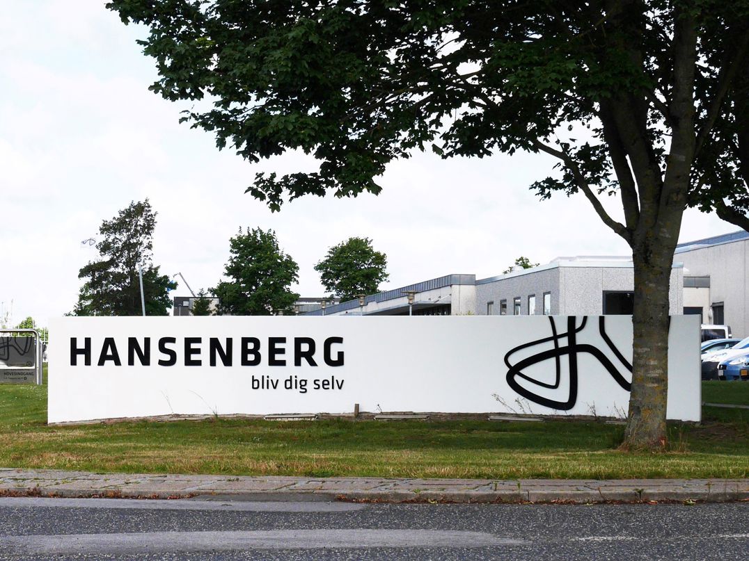 Hansenbergs skilt med logo og teksten 'Bliv dig selv' foran skolens bygninger på C. F. Tietgens Vej.