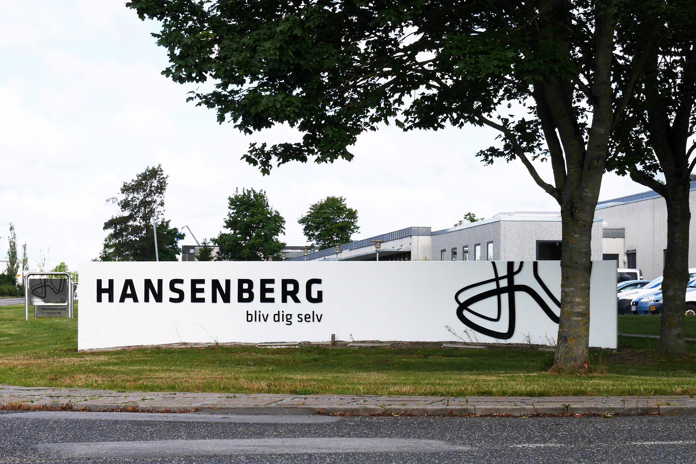 Hansenbergs skilt med logo og teksten 'Bliv dig selv' foran skolens bygninger på C. F. Tietgens Vej.