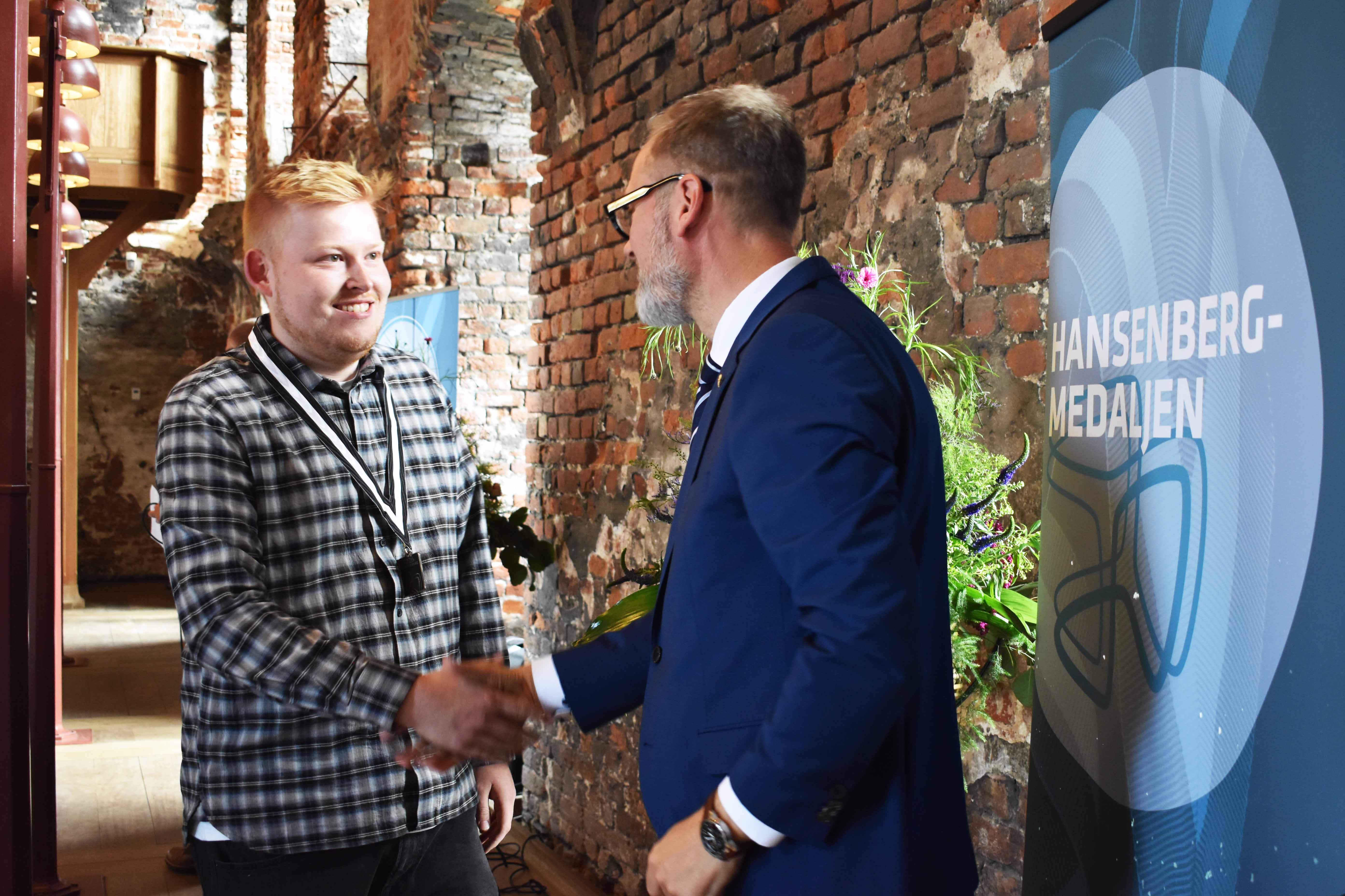 Borgmester i Kolding Kommune Jakob Ville overrækker HANSENBERG-medaljen til VVS Energispecialist Søren Skriver Wille.
