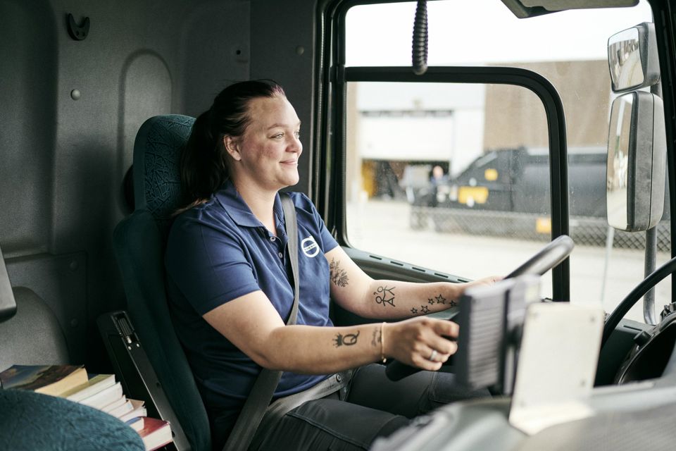 Med specialet lageroperatør og lager og transport på lager- og terminaluddannelsen, tager du kørekort til Lastbil kategori C.