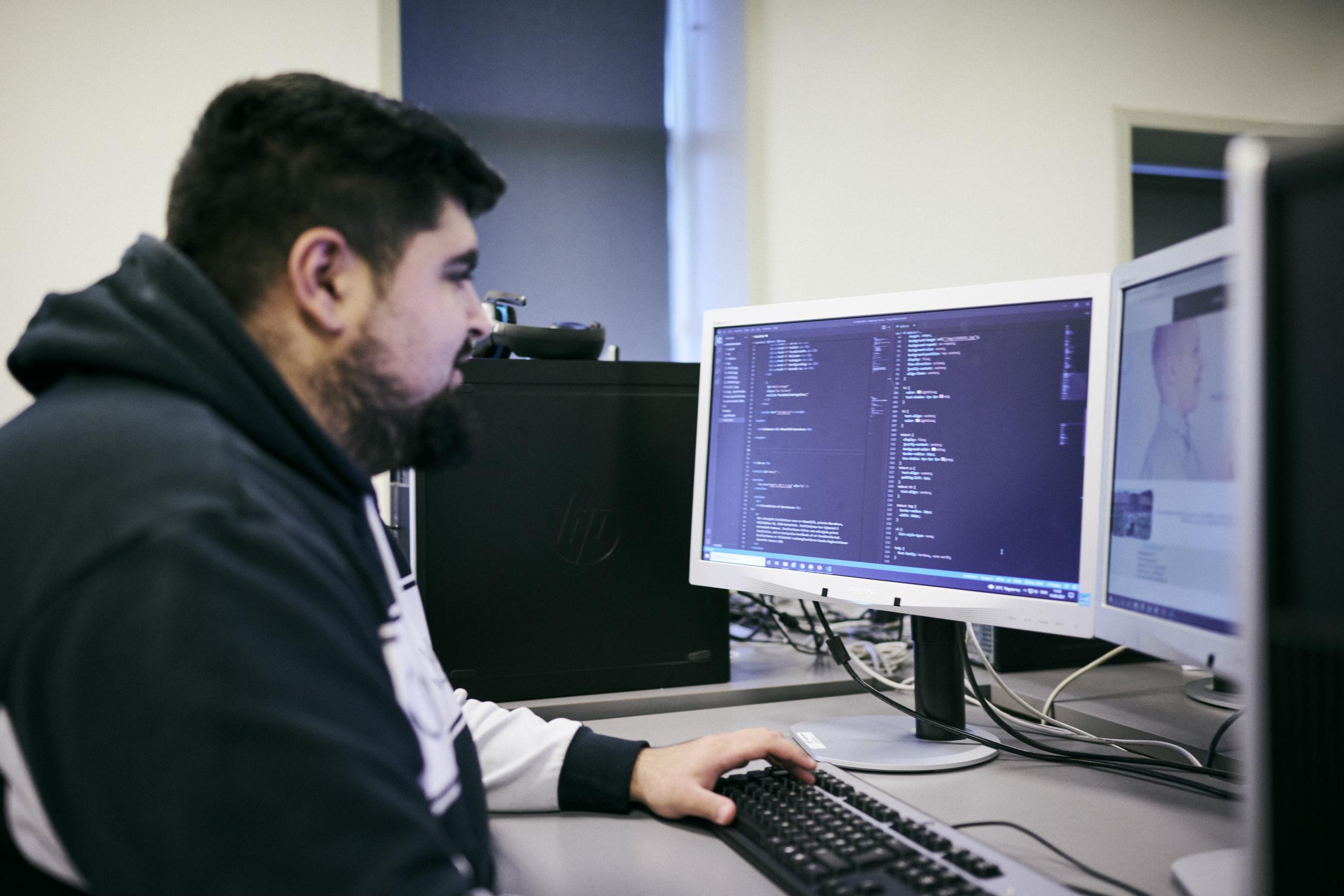 På data- og kommunikationsuddannelsen får du viden om den teknik, der ligger bag it-systemer.