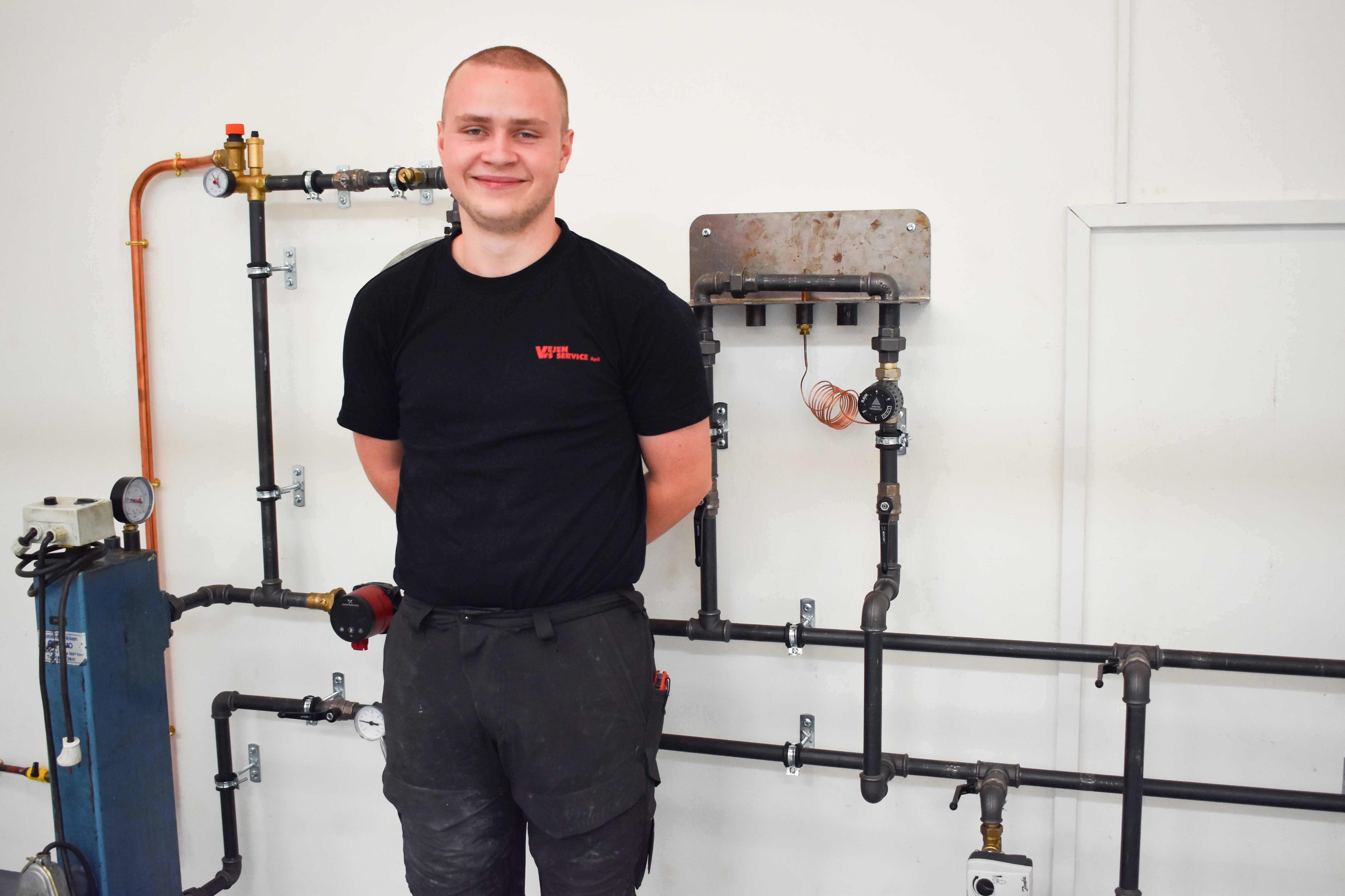 VVS-energispecialist Lasse Caspersen står her foran sit svendestykke.