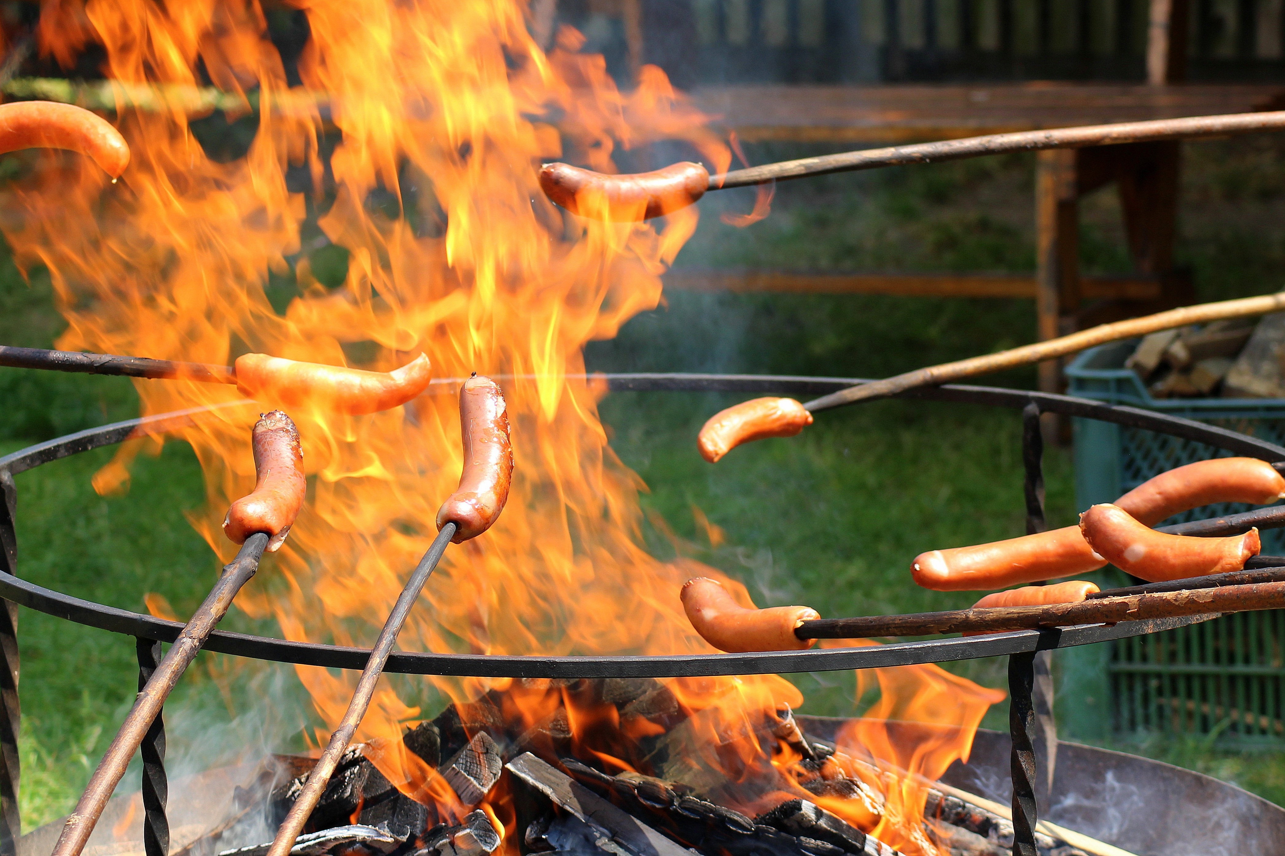 På SommerCampen Byg og Ræs griller man pølser over bål.