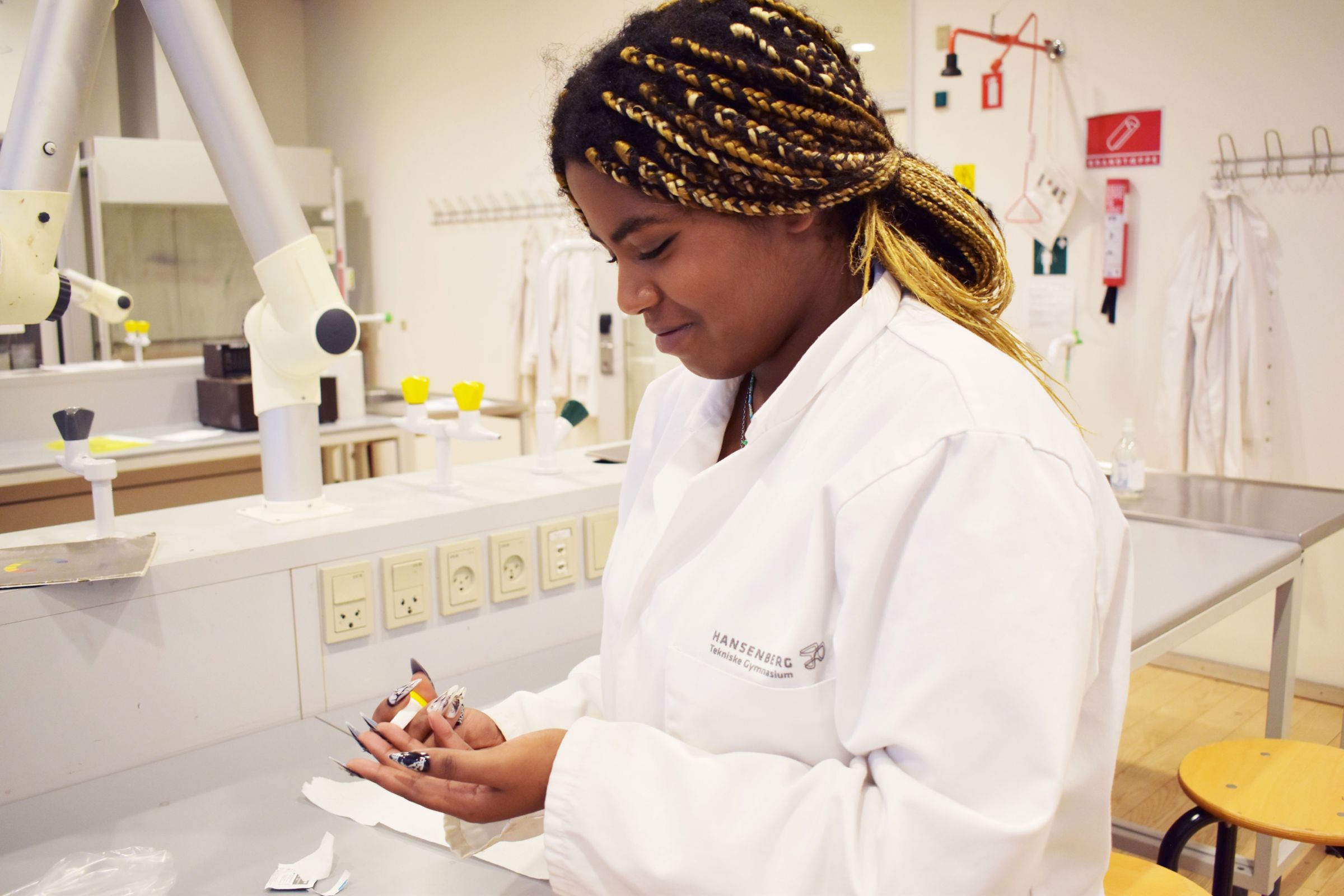 Eleven på HTX, Hansenberg Tekniske Gymnasium er ved at teste en blodprøve på laboratoriet.