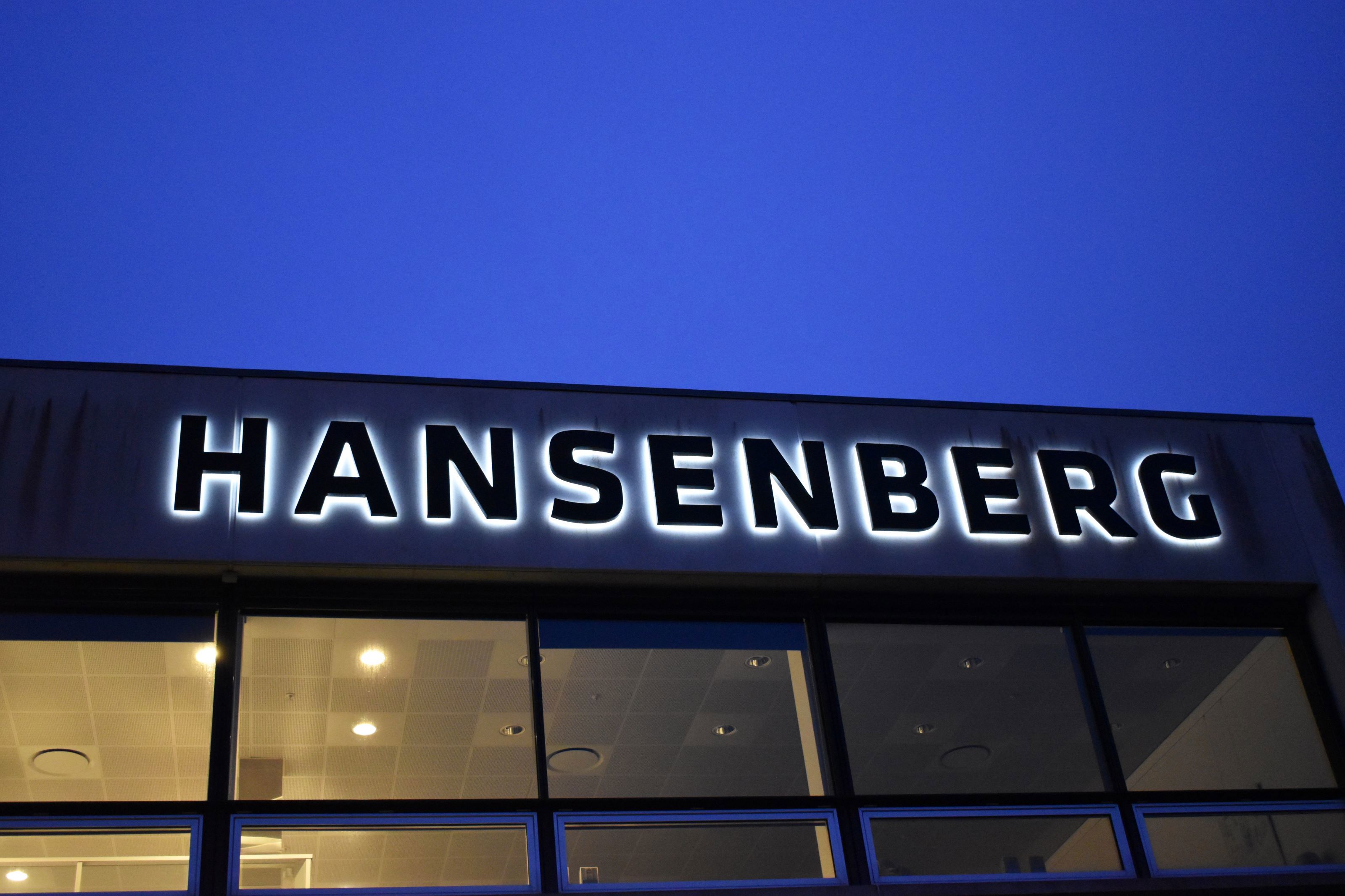 Hansenbergs navn med neonlys præger muren over skolens tandklinik.