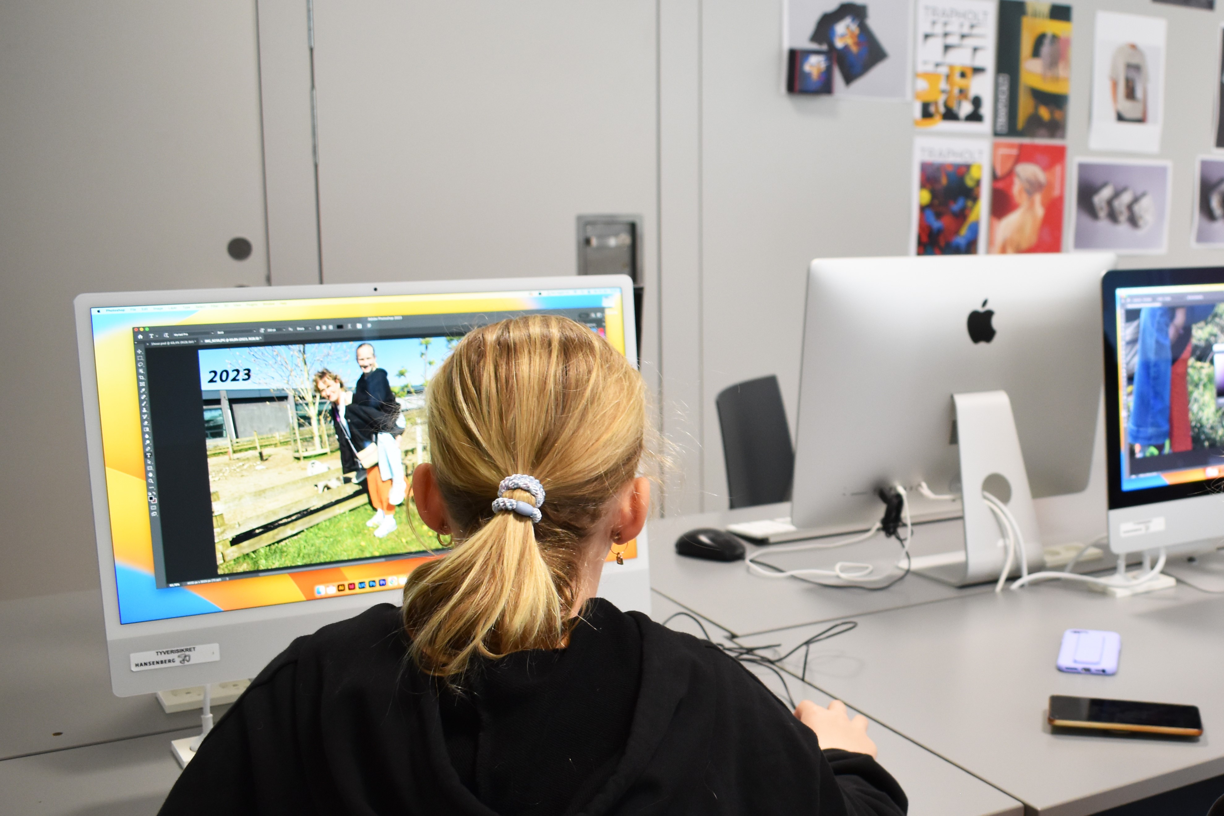 Her er nogle af deltagerne til Prøv et fag for elever i 4.-10. klasse kreative, mens de arbejder i mediegrafikernes iMacs.